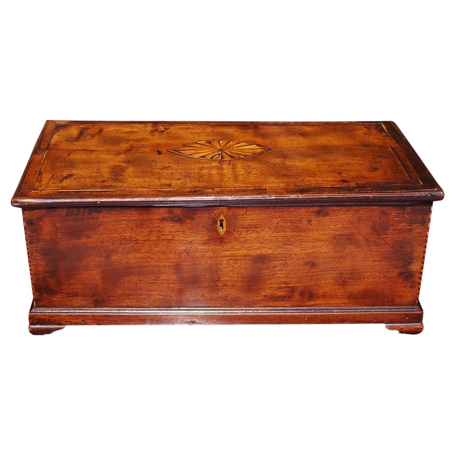 Boîte à objets de valeur en noyer américain incrusté de bois de satin avec pieds d'origine, Circa 1780 en vente