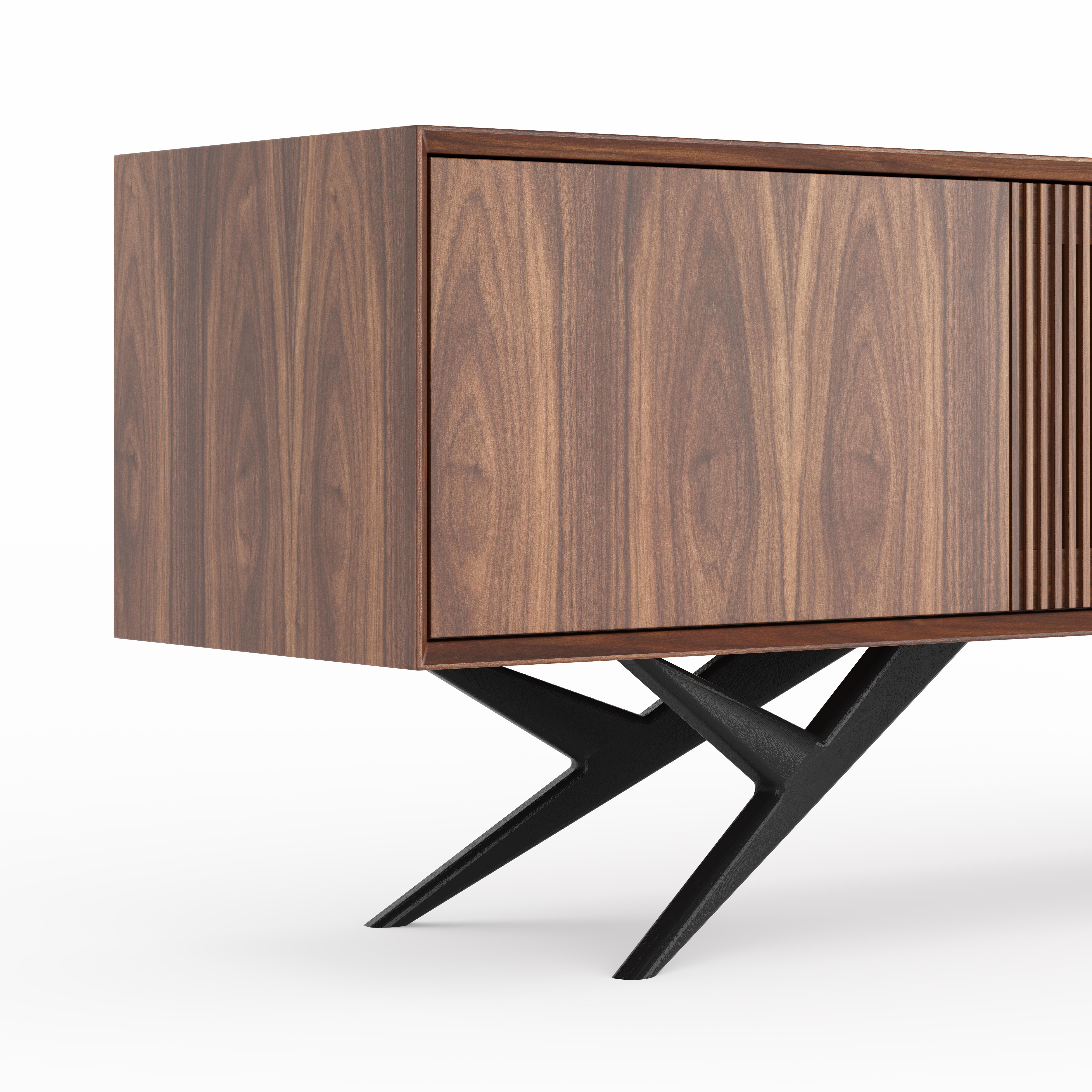 Mid-Century moderno Credenza in noce americano con anta a doghe e base organica nera - Metà secolo in vendita