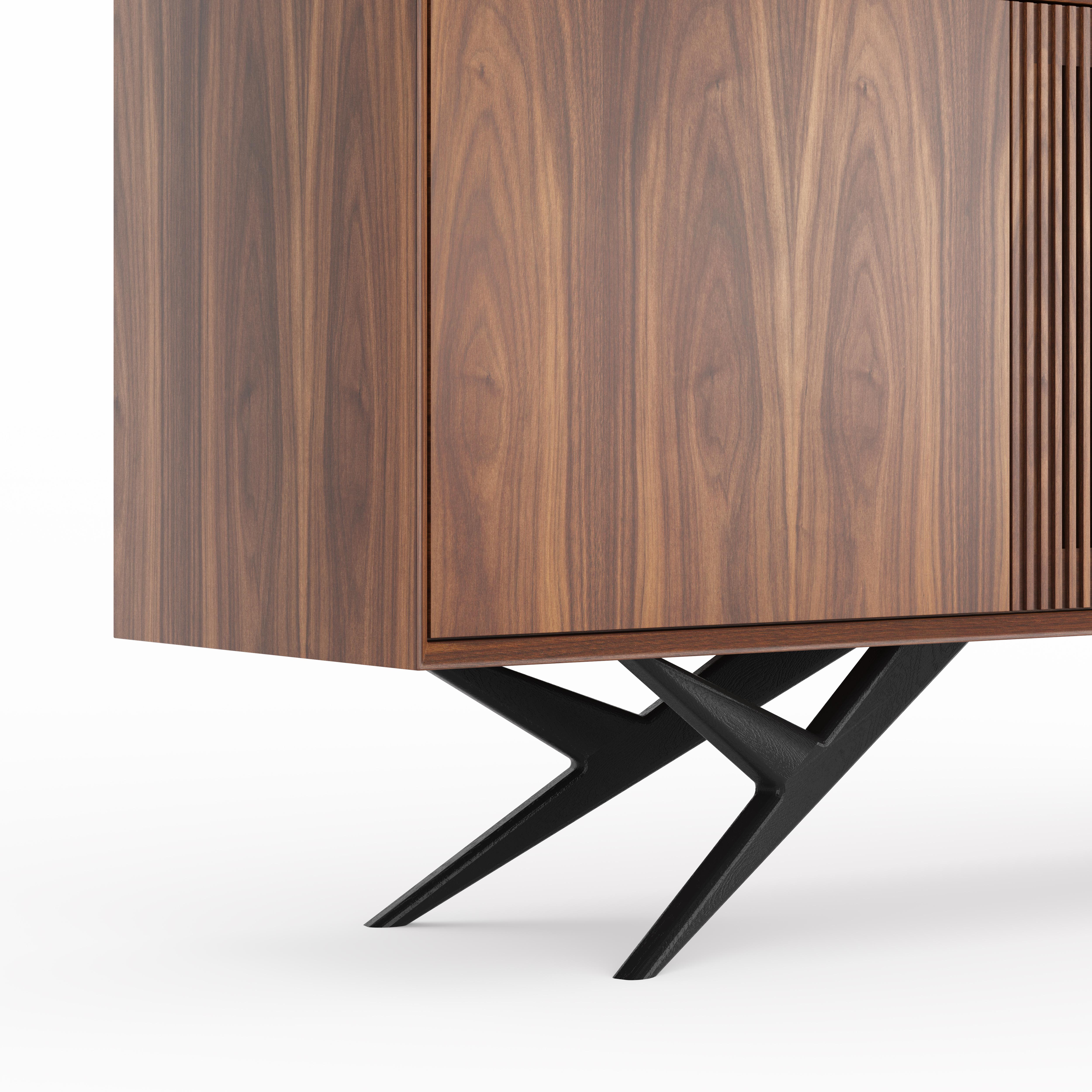 Mid-Century moderno Credenza in noce americano con anta a doghe e base organica nera, metà del secolo scorso in vendita
