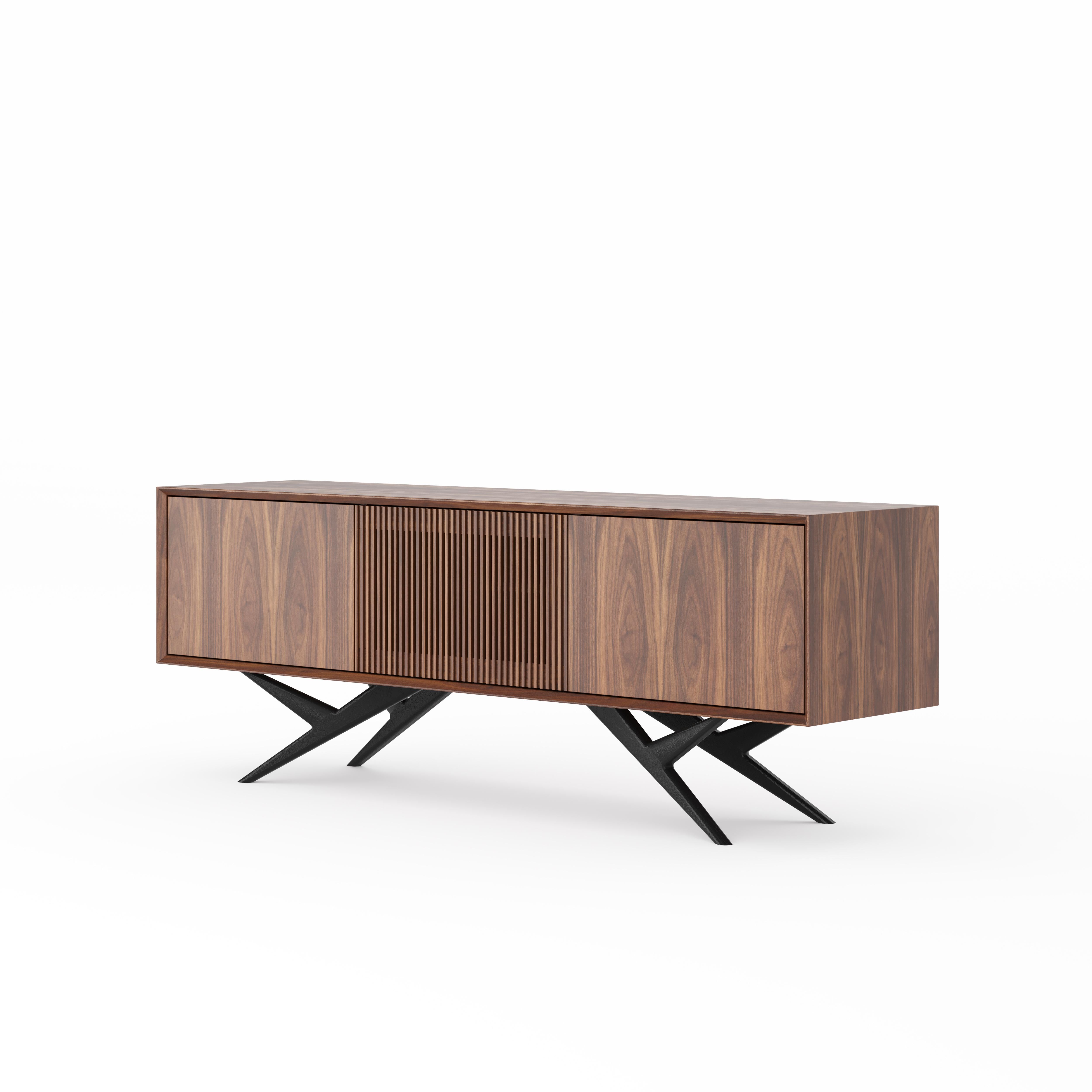 Polacco Credenza in noce americano con anta a doghe e base organica nera - Metà secolo in vendita