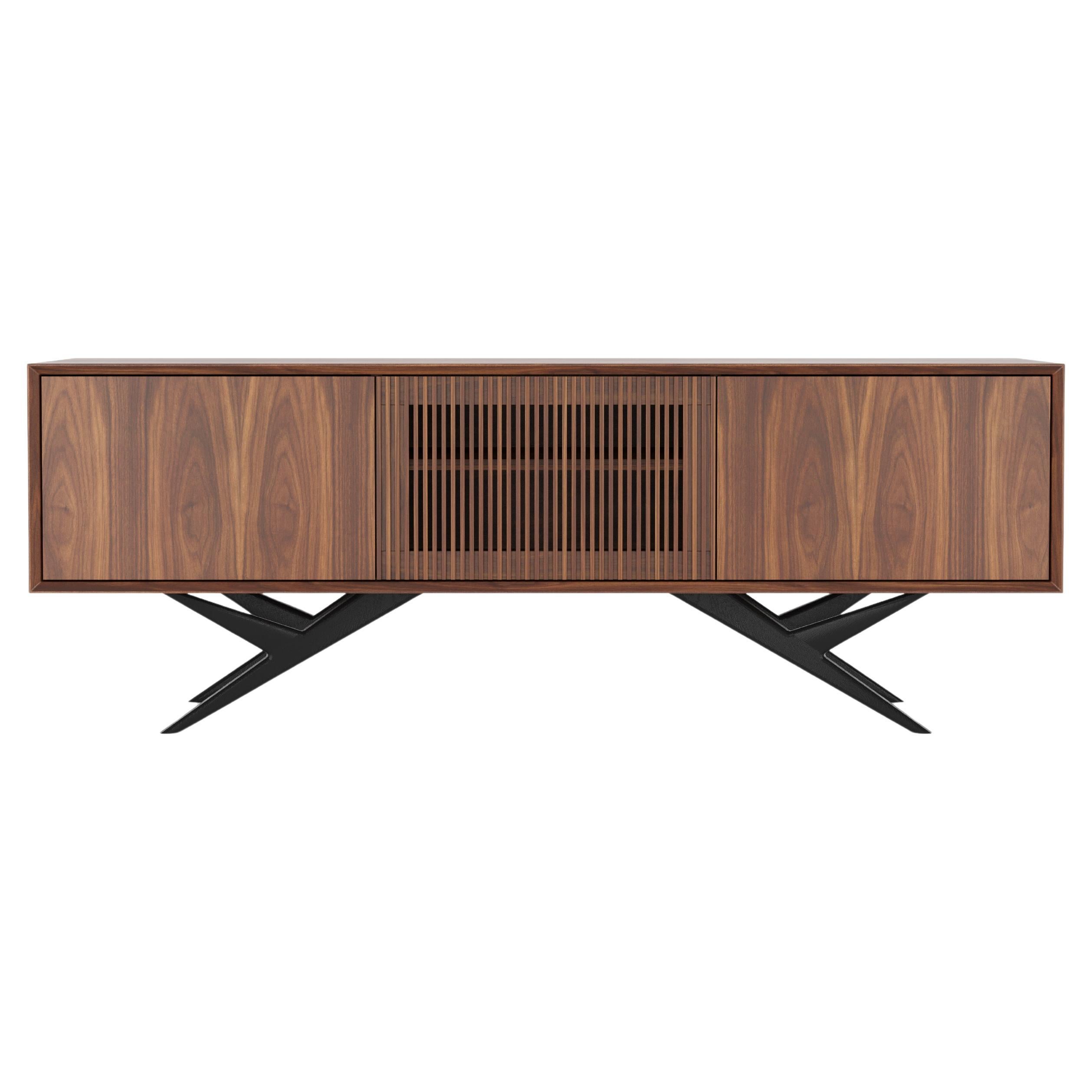 Credenza in noce americano con anta a doghe e base organica nera - Metà secolo
