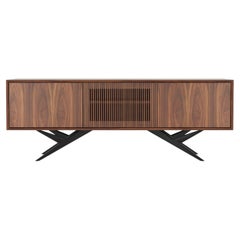 Credenza in noce americano con anta a doghe e base organica nera - Metà secolo