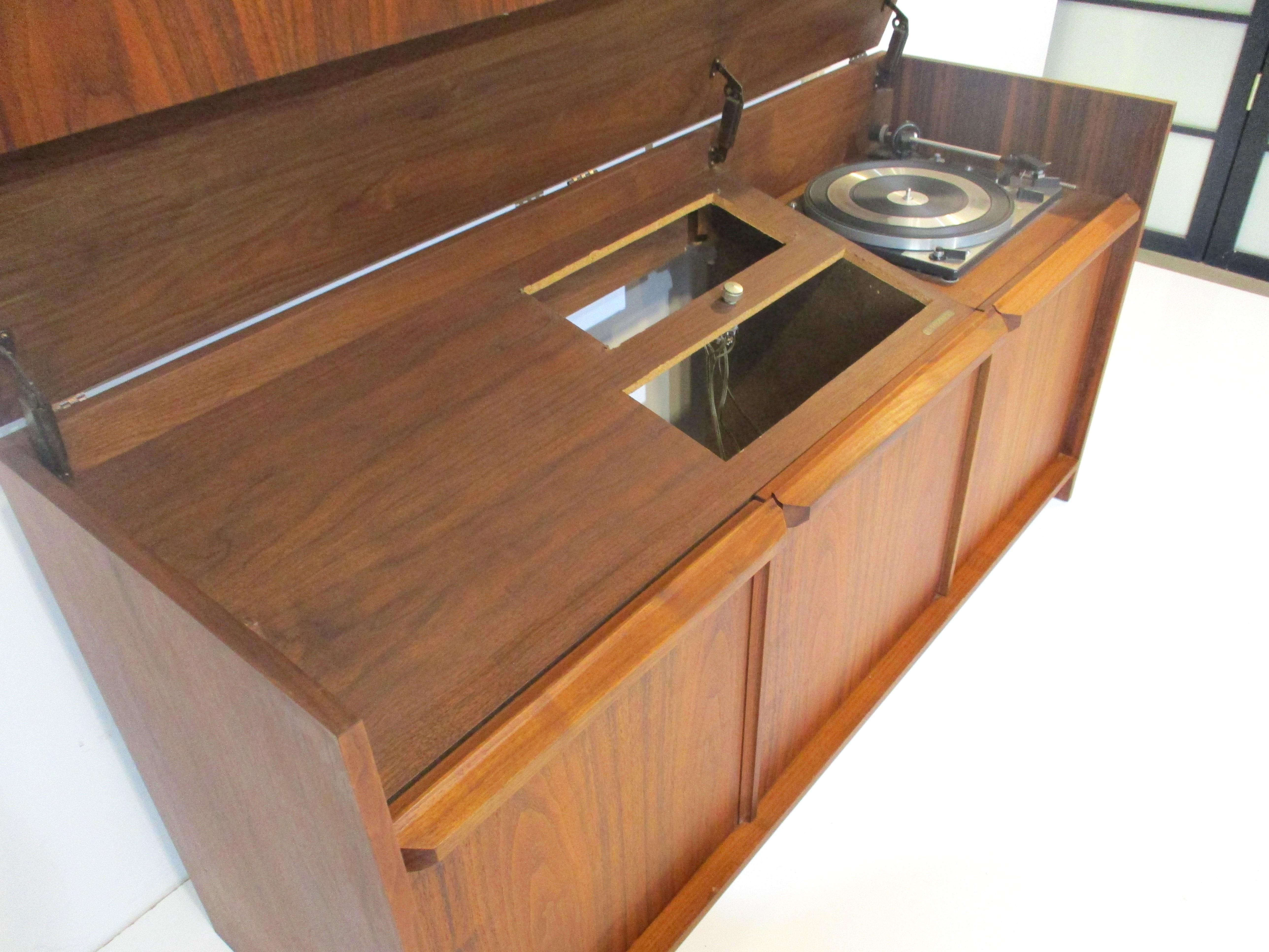 American Walnut Stereo / Record Cabinet by Barzilay  4