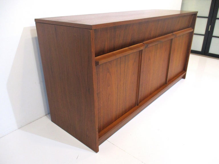 American Walnut Stereo / Record by Barzilay For Sale at 1stDibs