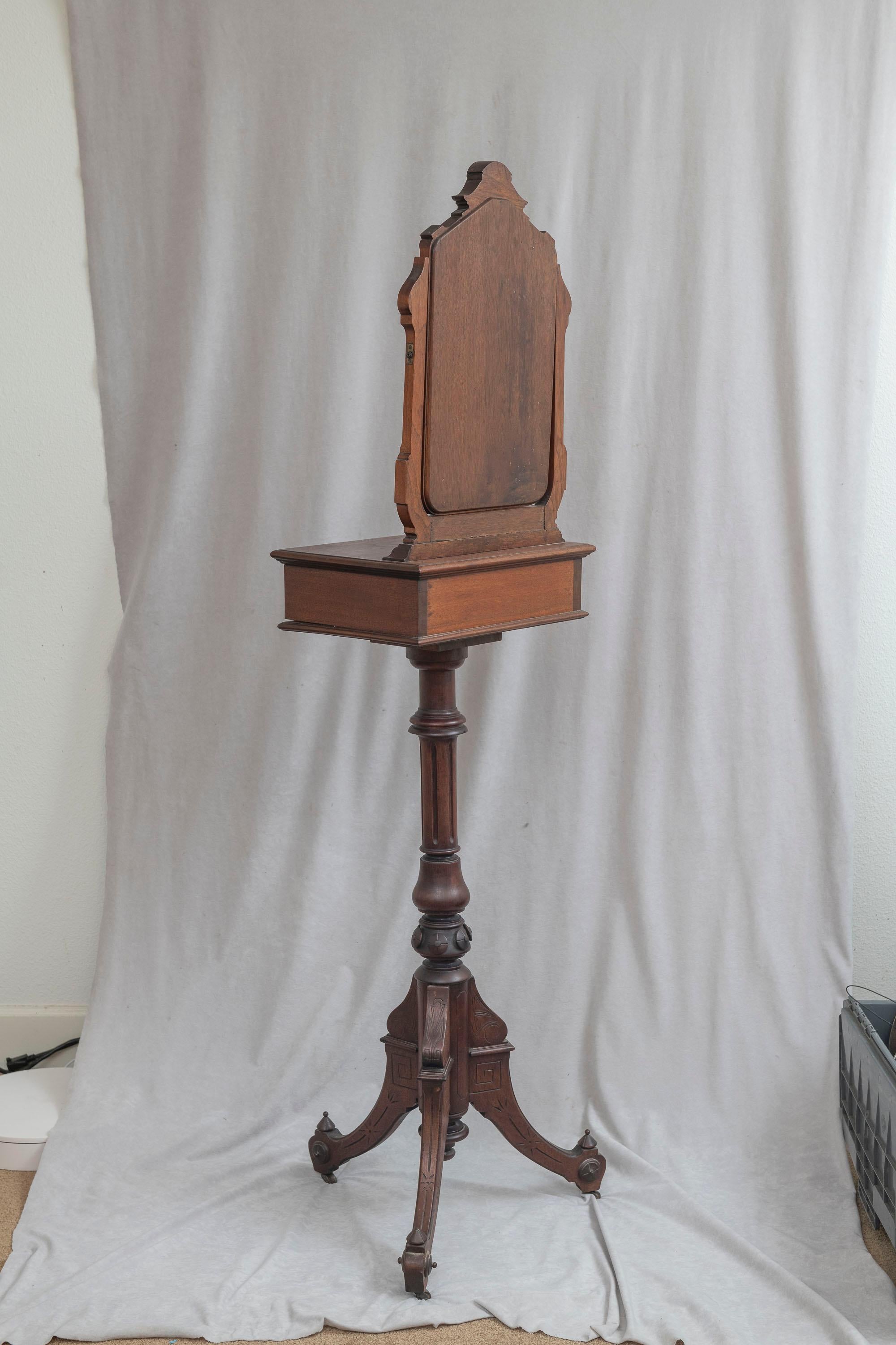 Portabarba vittoriano in noce americano con accessori del 1885 ca. in vendita 3