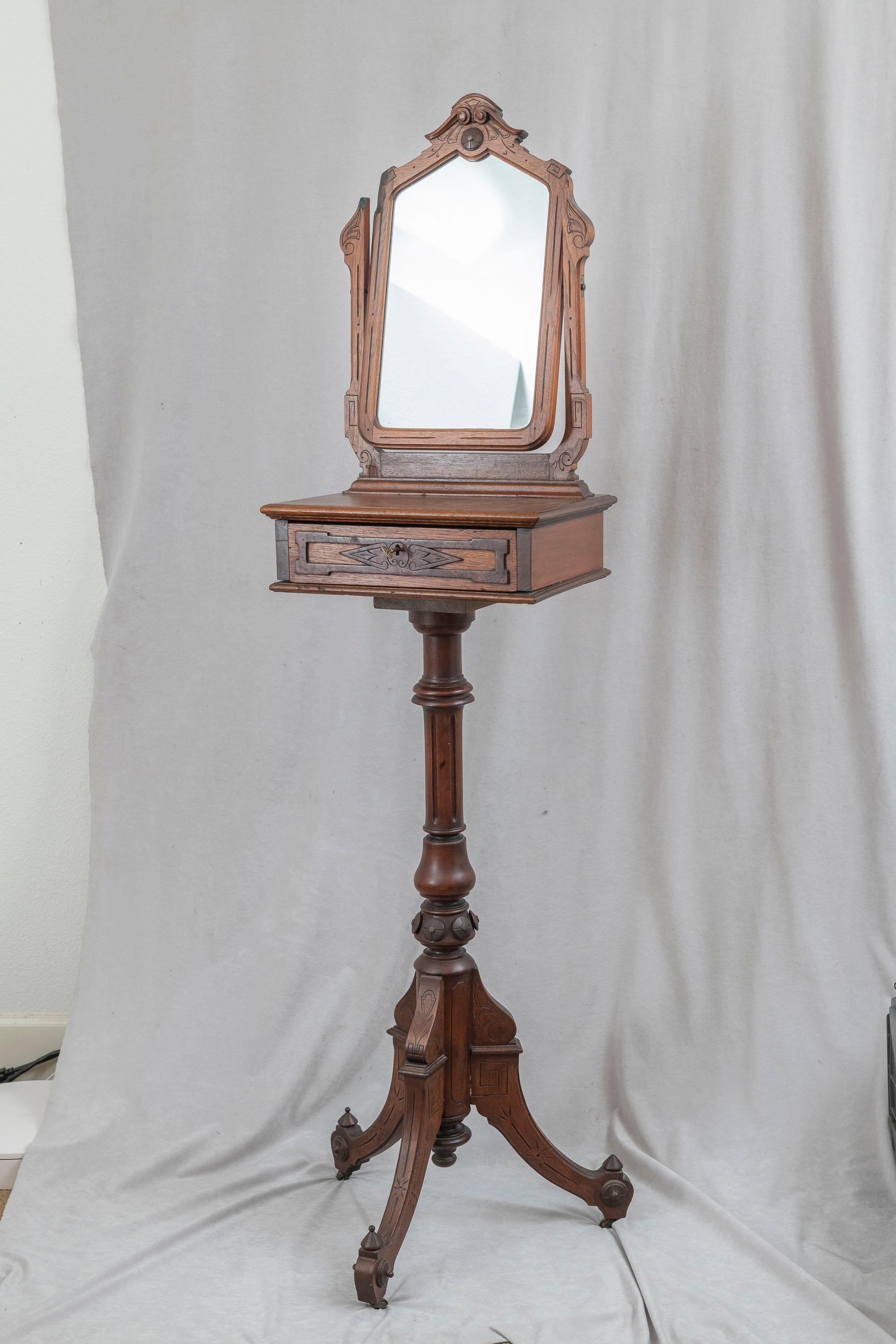Americano Portabarba vittoriano in noce americano con accessori del 1885 ca. in vendita