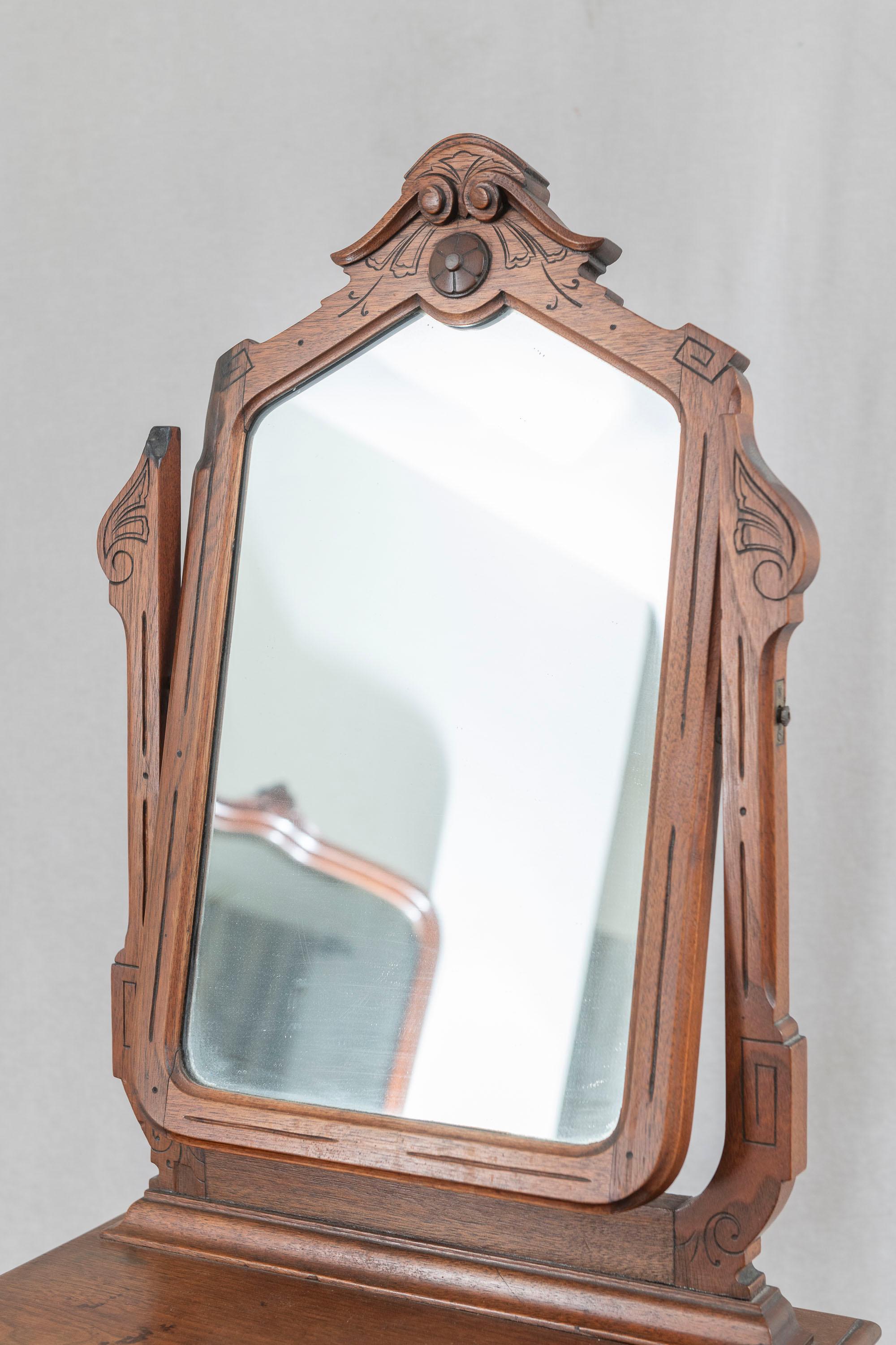 Fatto a mano Portabarba vittoriano in noce americano con accessori del 1885 ca. in vendita