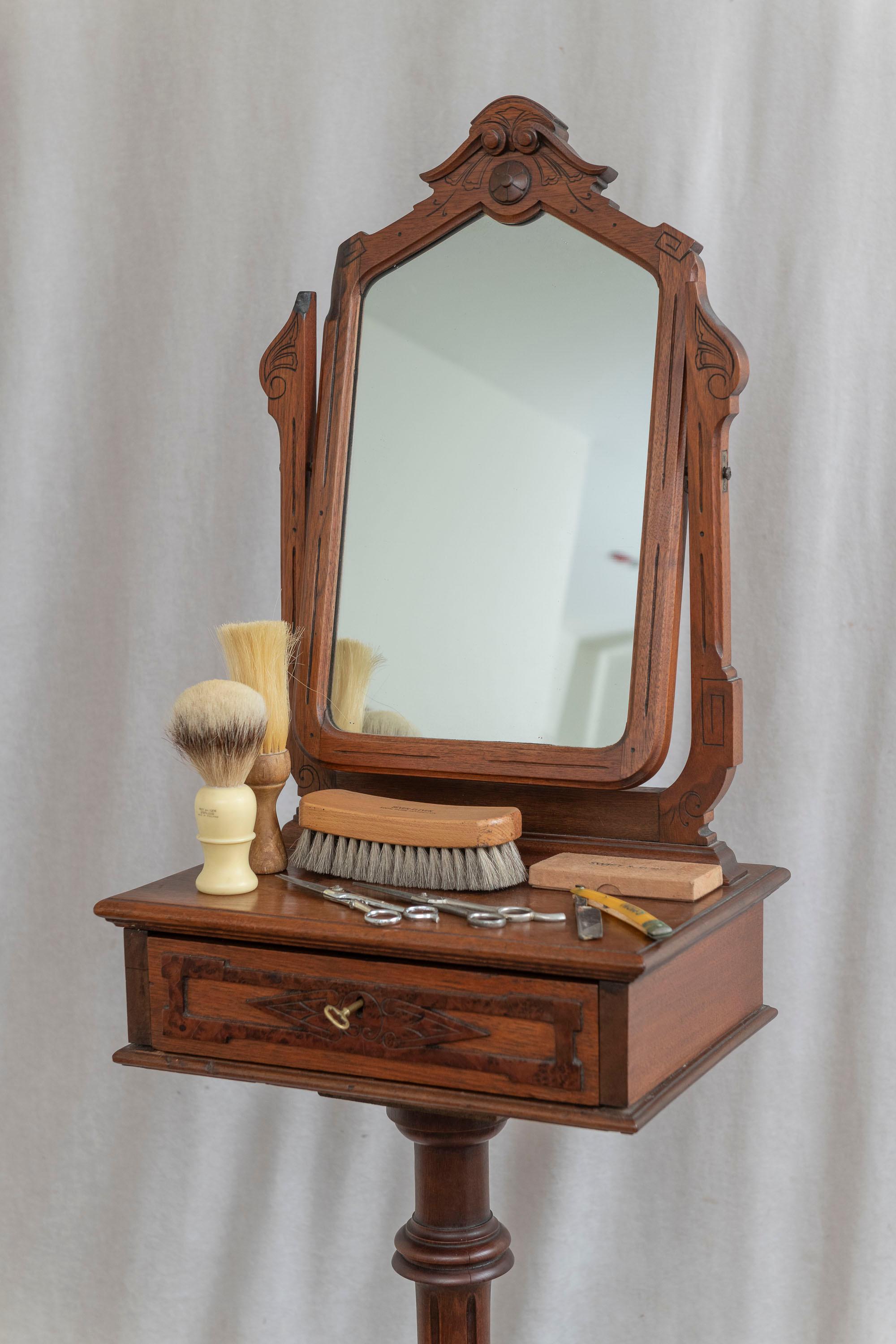 Fine XIX secolo Portabarba vittoriano in noce americano con accessori del 1885 ca. in vendita