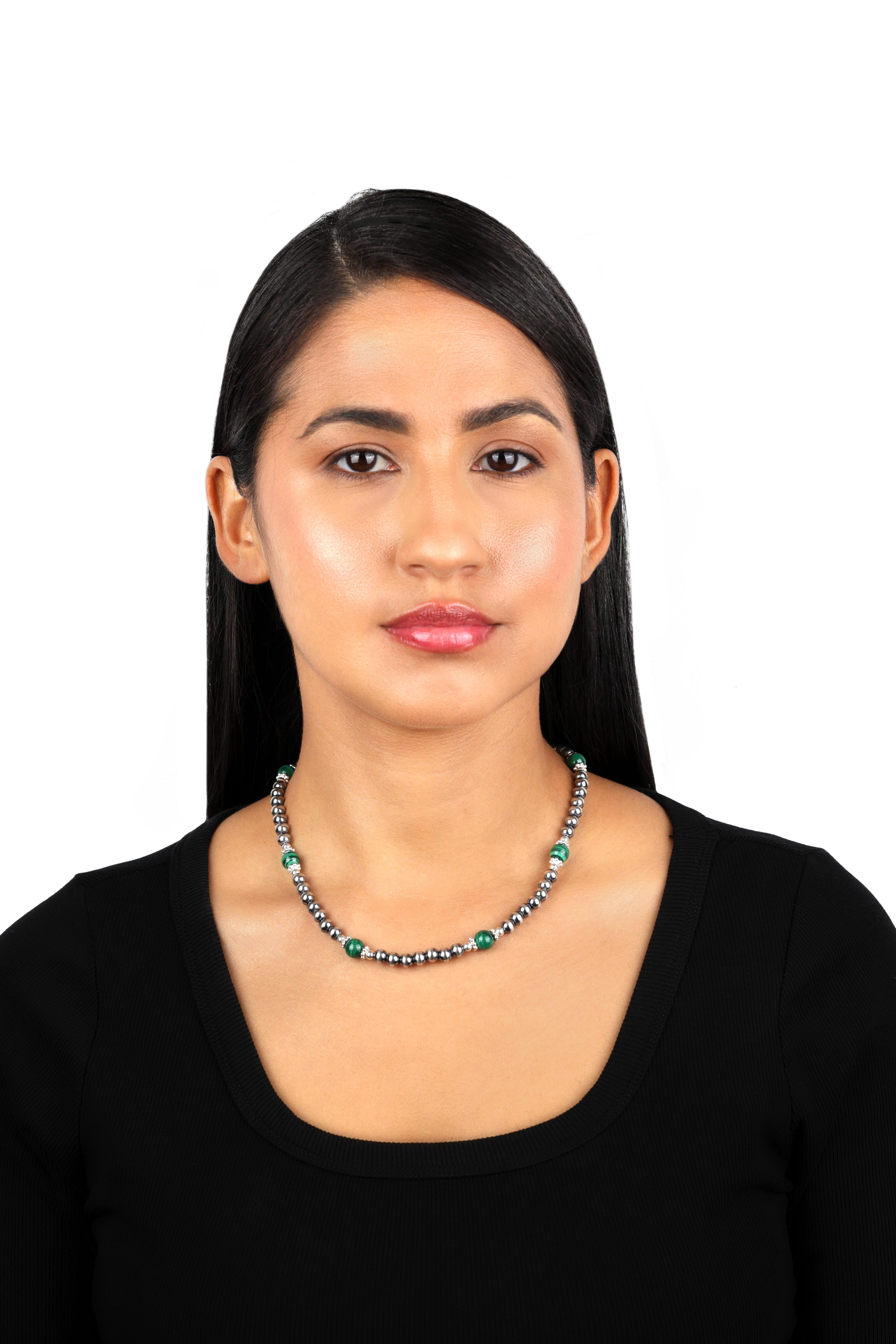 - Collana in argento sterling con perline in argento sterling da 4 mm - 6 mm e 6 cabochon di malachite genuina da 8 mm intercalati.
- La chiusura a moschettone permette una chiusura sicura.
- Lunghezza 17 pollici con catena estensibile da 3 pollici