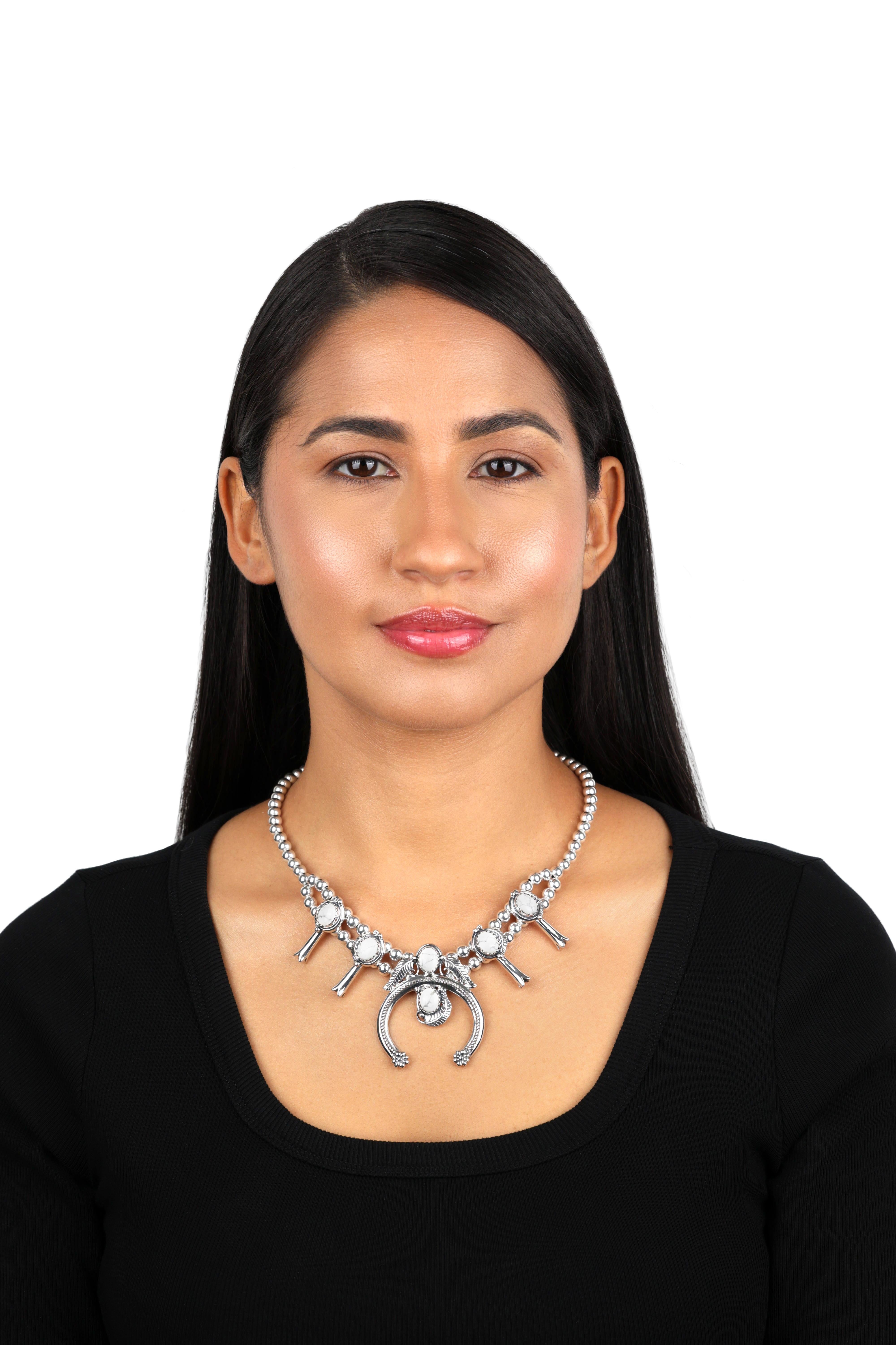 - Collana in argento sterling con gemme ovali di Howlite bianca, disegno Naja al centro, stazioni di fiori di zucca tra perline rotonde d'argento da 6 mm.
-Include una catena di prolungamento di 3 pollici e una chiusura a moschettone.
-Misura 17