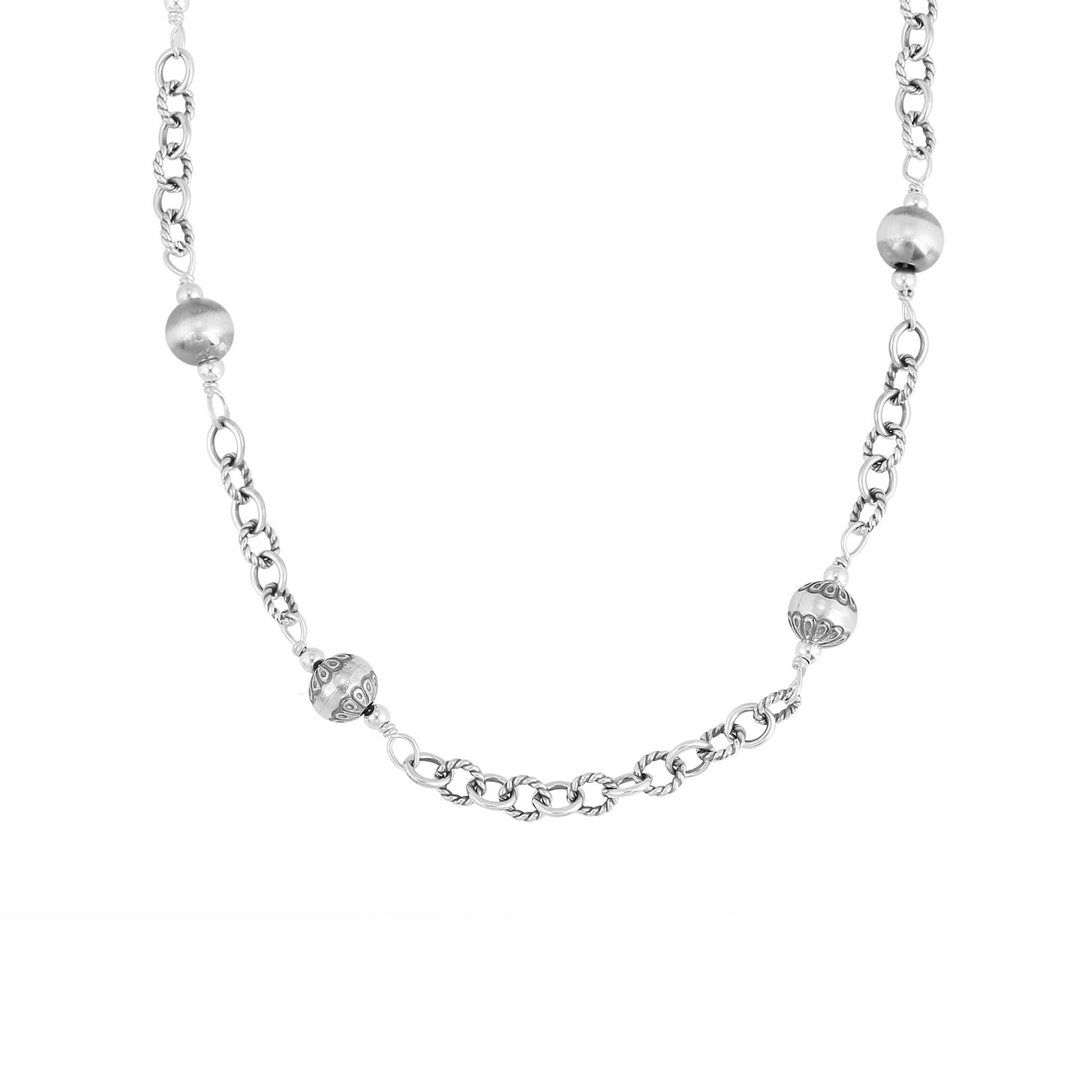 - Maglie ovali alternate lucide e strutturate (larghe circa 3,18 mm); perline rotonde da 8 mm con motivi a coste, Native Pearl e a strisce; finitura ossidata
- Misura circa 1/8