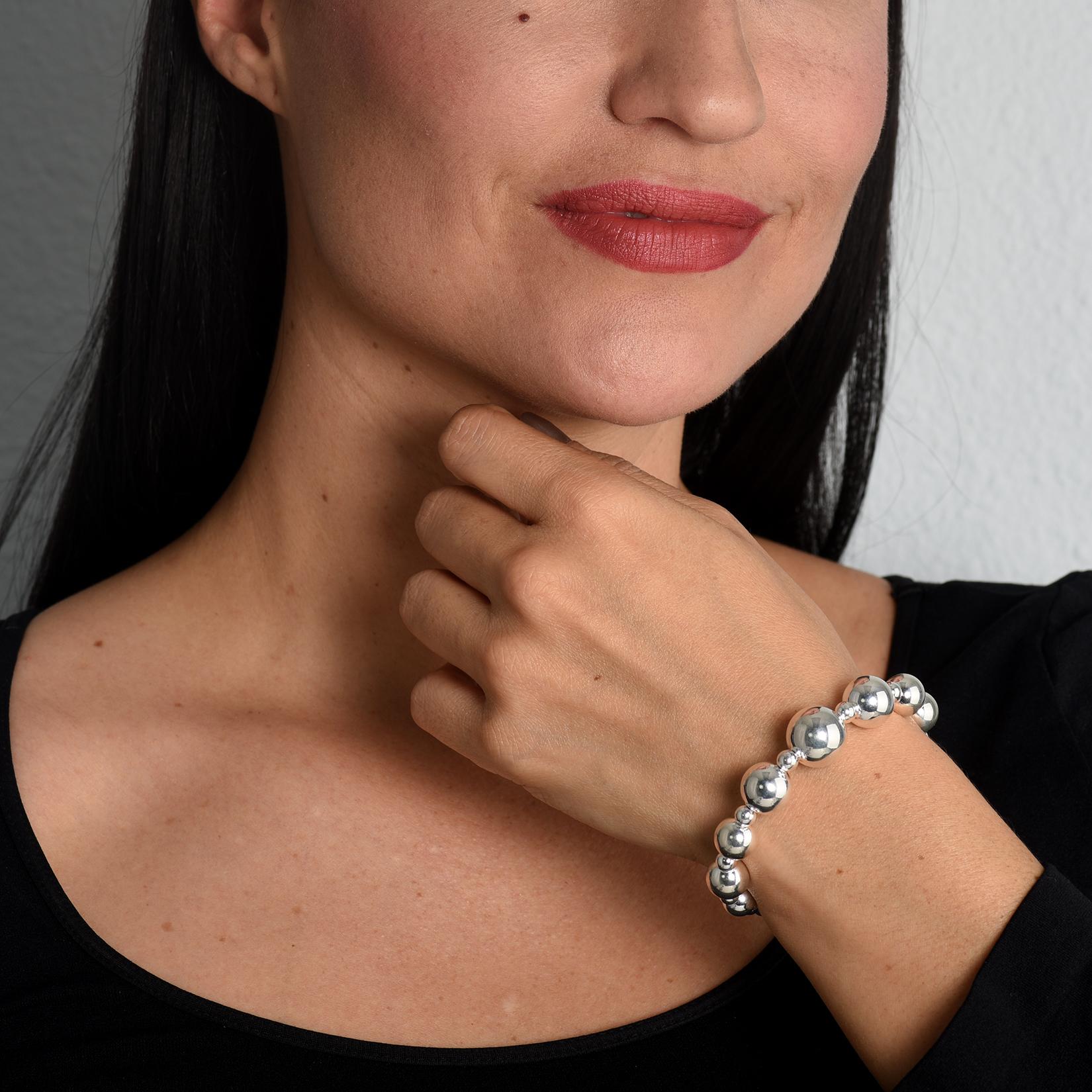 Unser vom Wilden Westen inspiriertes Sterling Silber Spiralarmband besteht aus 4mm bis 14mm großen, hochglanzpolierten Sterling Silber Perlen, die in der Größe zur Mitte hin abnehmen.
- • Misst ungefähr .5