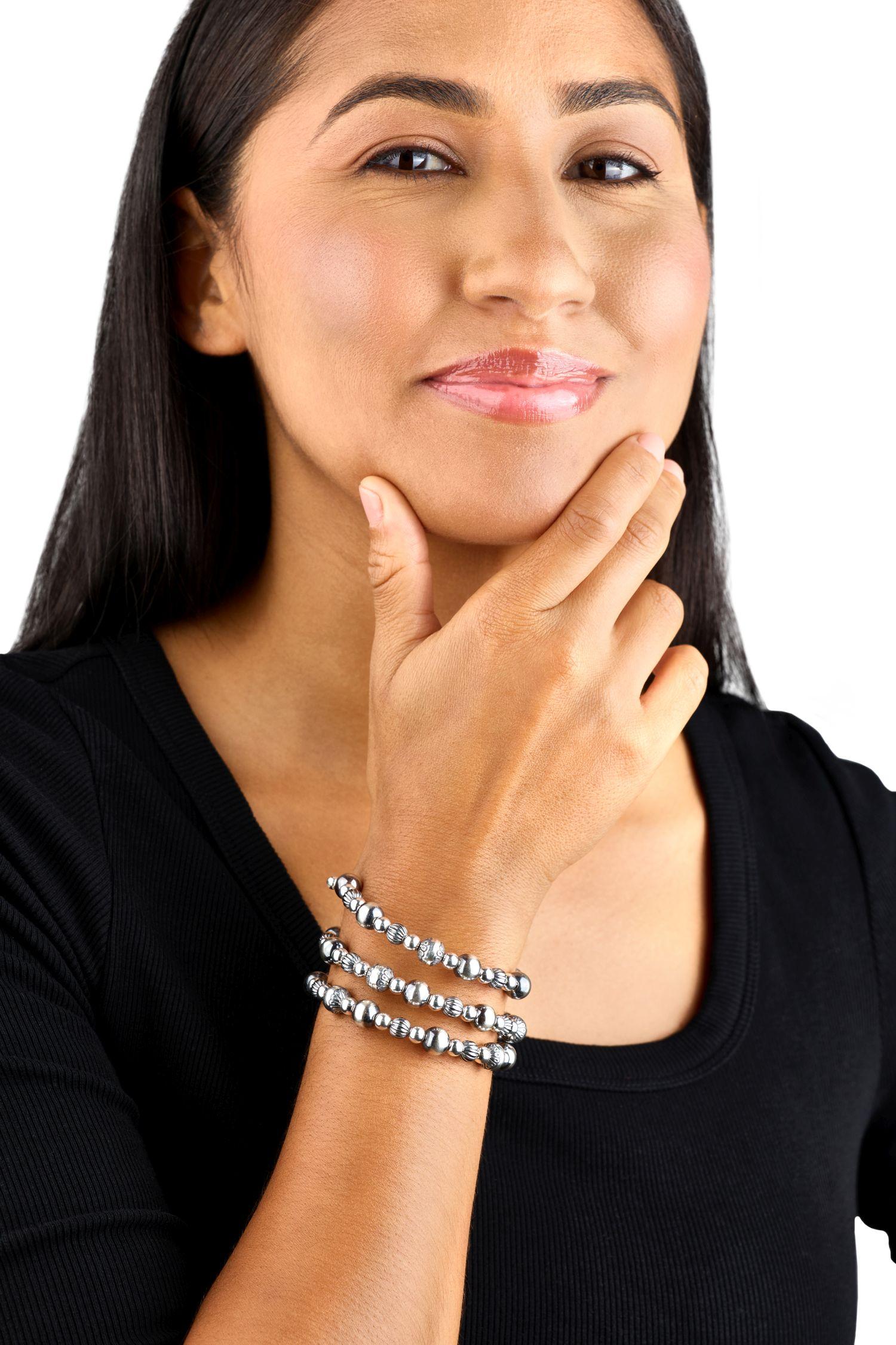 -Ti presentiamo il bracciale a fascia con perline in argento Sterling American West. Questo bellissimo bracciale in argento si fa notare per il suo design a spirale che si avvolge intorno al polso tre volte per un look a strati senza sforzo.
-In