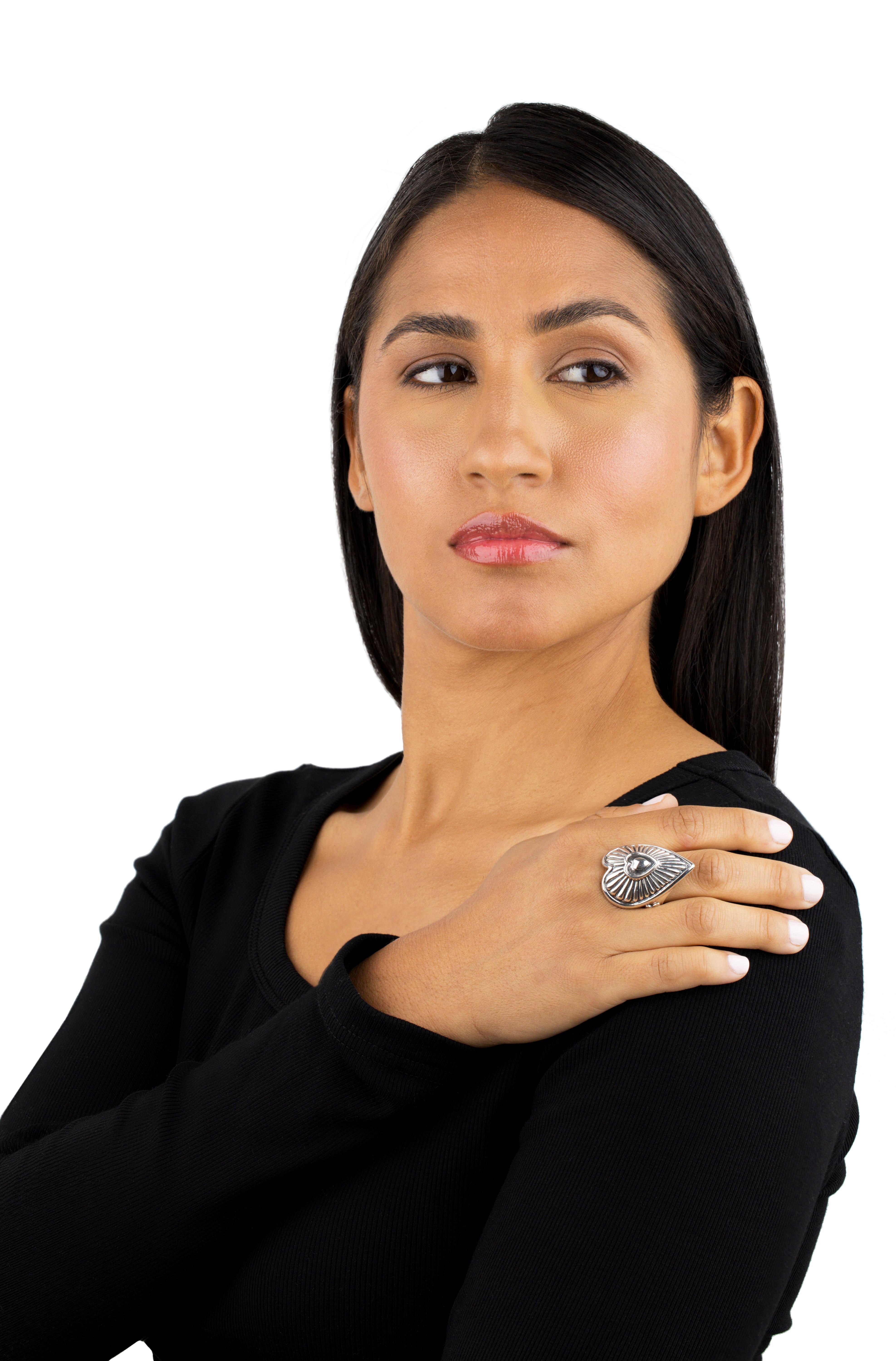 - • Gewölbter Herzring mit geripptem Design; kleines Herz in der Mitte; oxidierte Oberfläche
- • Maße ca.  .75