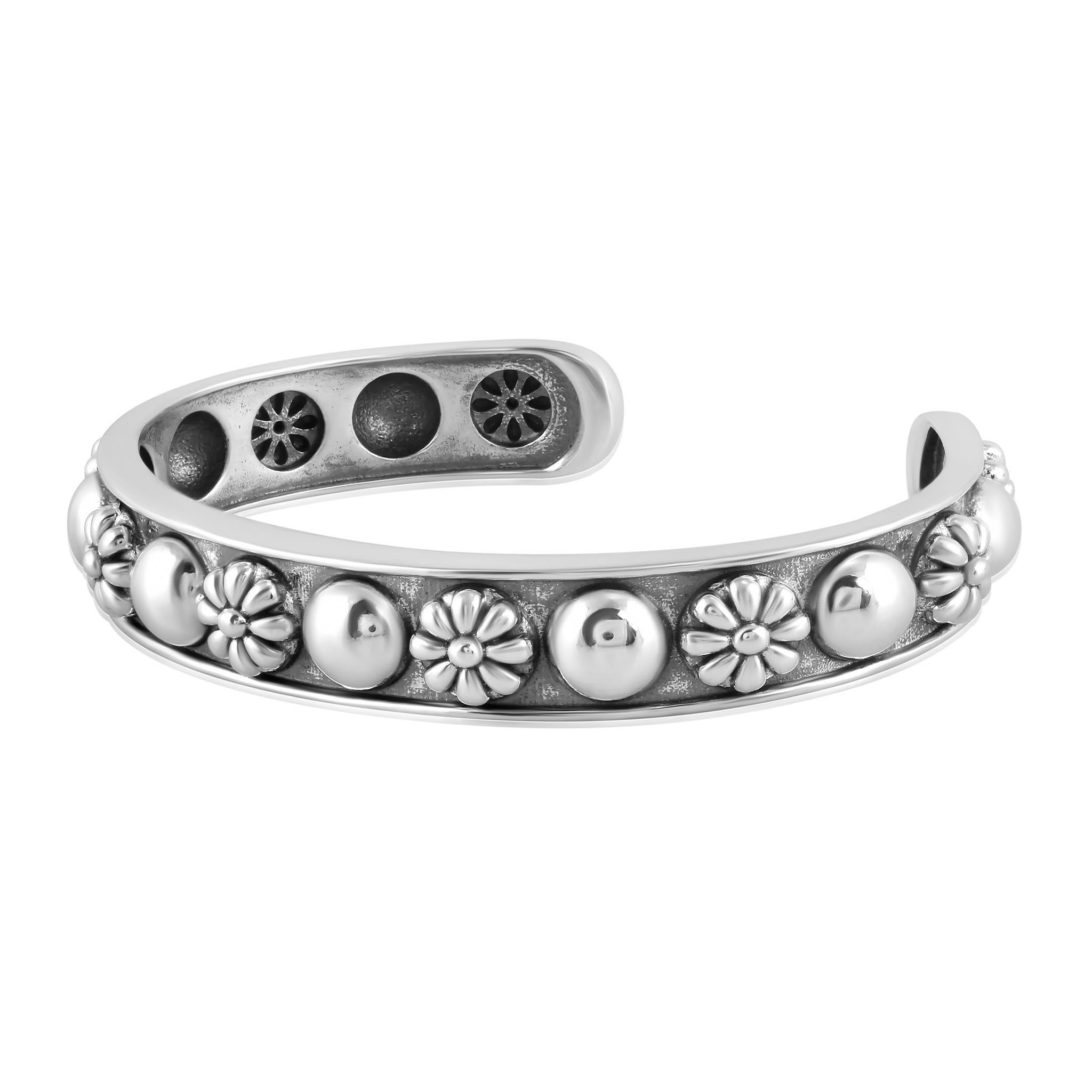 - Pulsera ancha apilable de plata de ley con diseño alternado de flor de concha y cuenta redonda de plata de ley; peso total del metal: 28,75 gramos
- Pequeño se ajusta a muñecas de 6,25