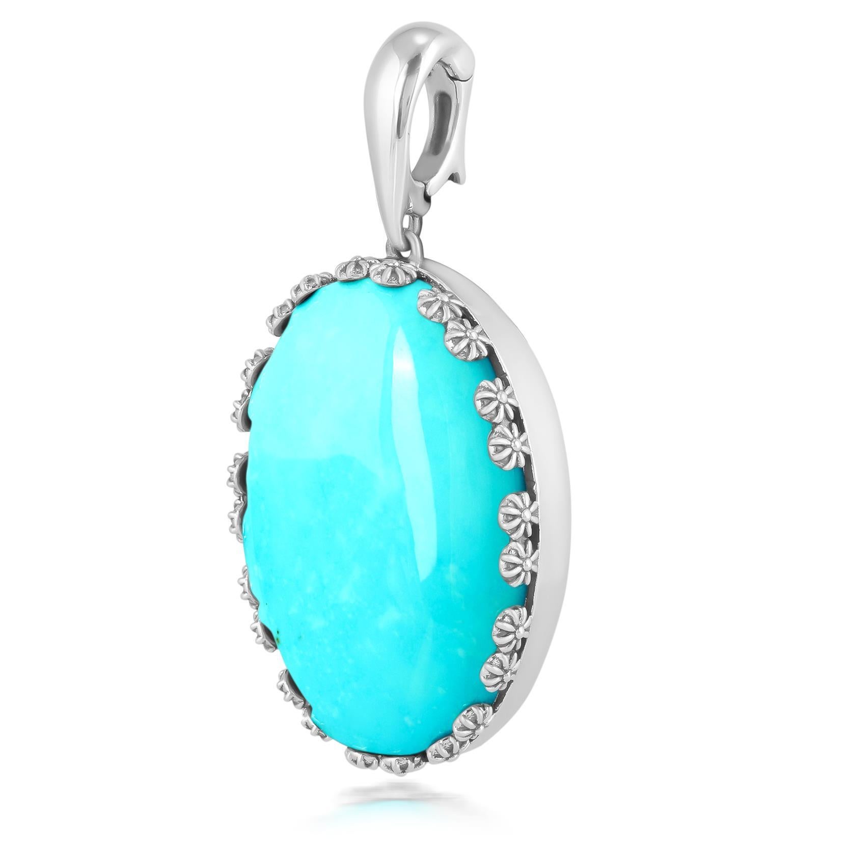 - Il pendente è caratterizzato da un cabochon di turchese Kingman di 40 mm x 30 mm con taglio ovale e da un castone con fiori di conca al centro.
- La lunghezza è di circa 2,25
