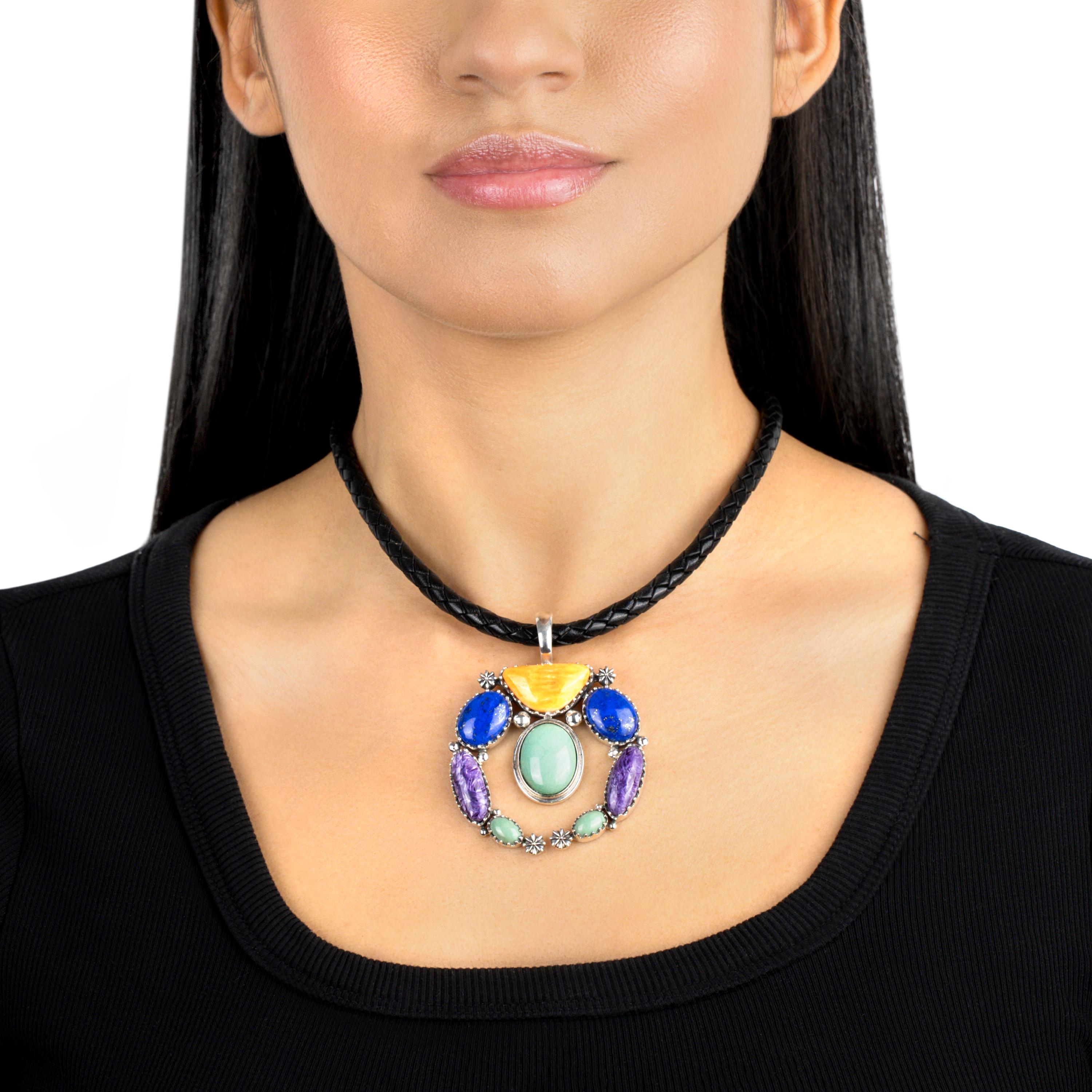 - Il ciondolo presenta un bordo in argento con perline, fiori e perline in argento Sterling, una gemma Orange Spiny Oyster tagliata a triangolo, una gemma Green Turquoise tagliata ovale, 2 gemme Lapis tagliate ovali, 2 gemme Charoite tagliate ovali,