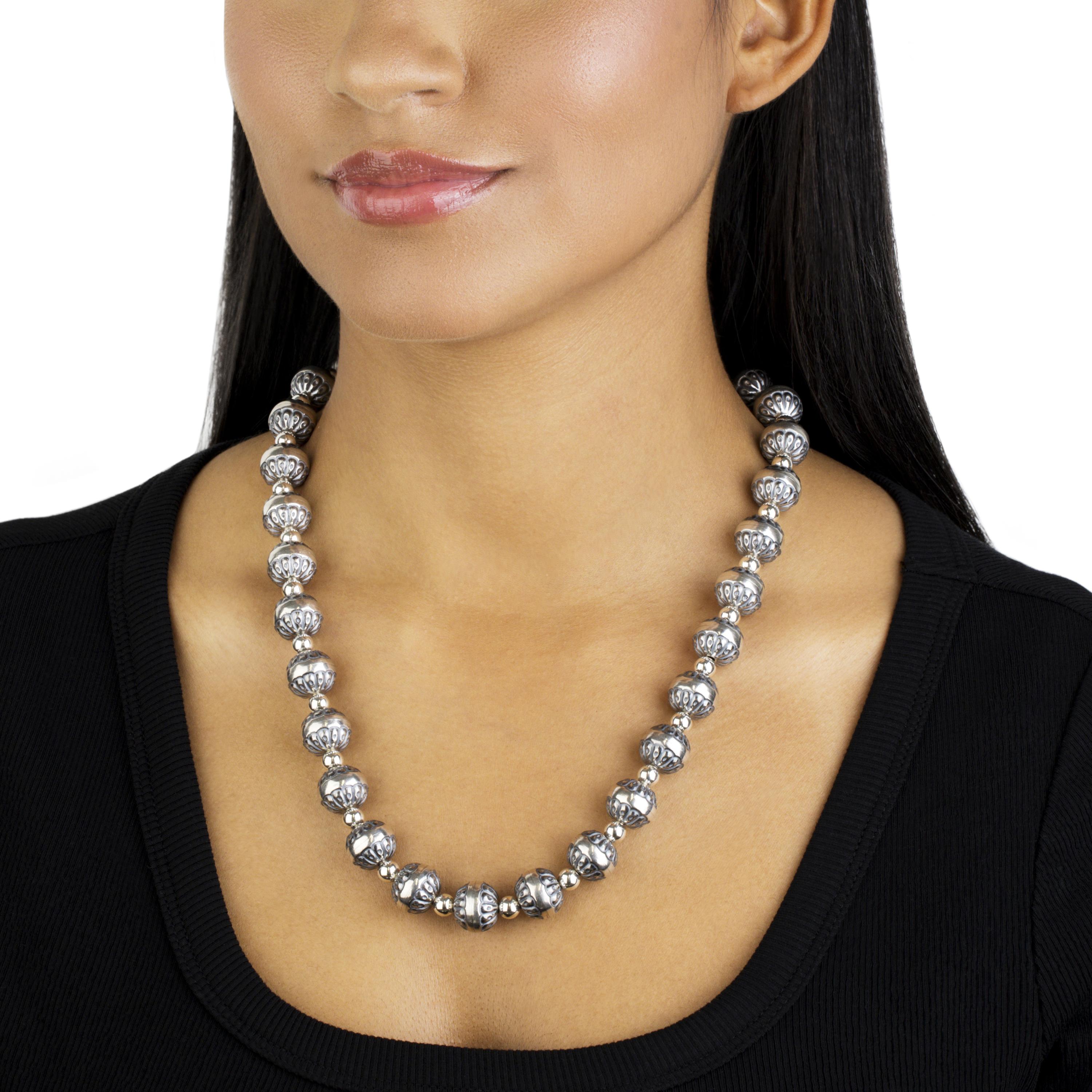 - Collana in argento 925 con perle native da 10 mm con incisioni dettagliate sulla concha, separate da perle più piccole in argento lucido.
- La chiusura a moschettone permette una chiusura sicura.
- Larghezza circa 0,4