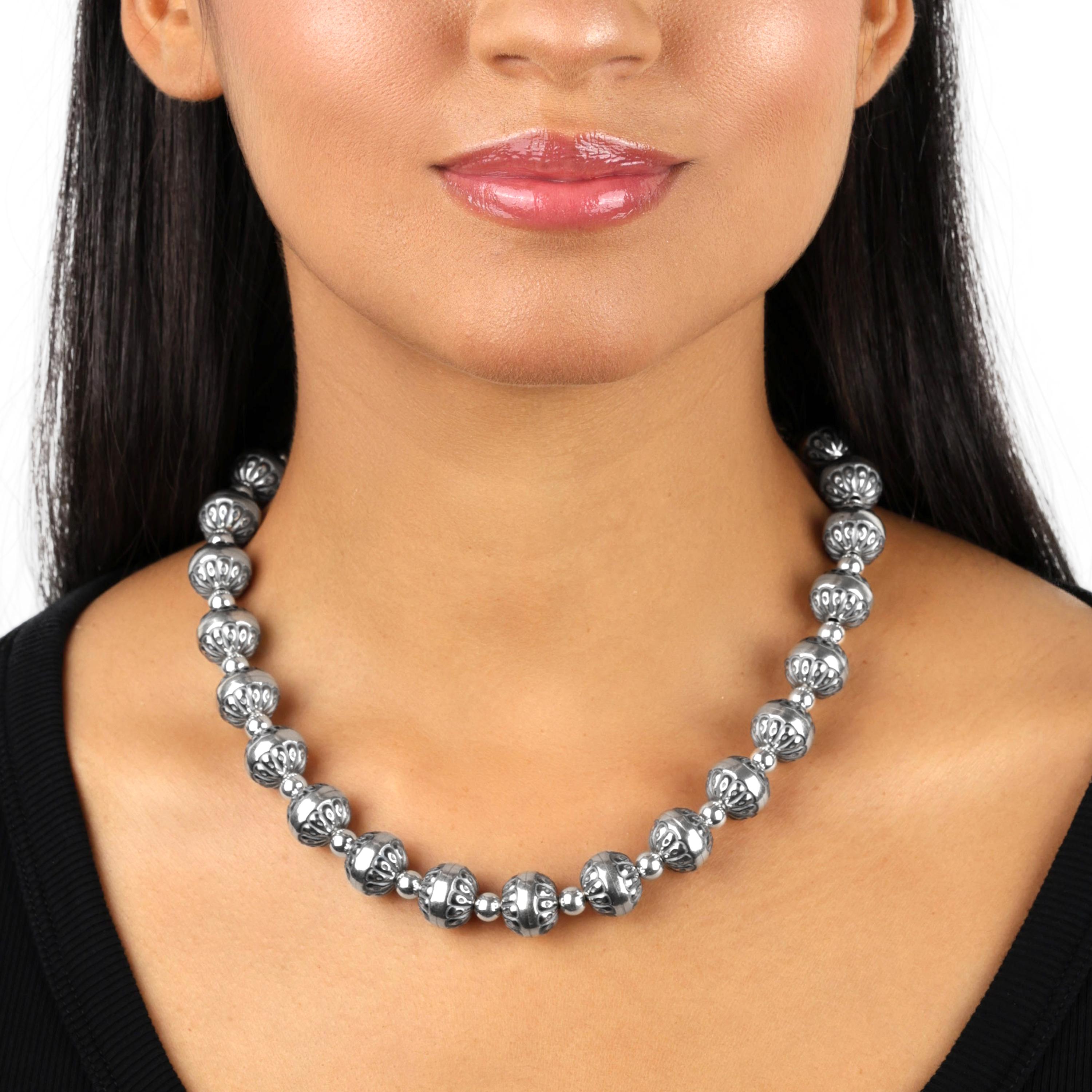 - Collana in argento 925 con perle native da 14 mm con incisioni dettagliate sulla concha alternate a perle lucide da 6 mm.
- La chiusura a moschettone permette una chiusura sicura.
- Larghezza circa 0,5
