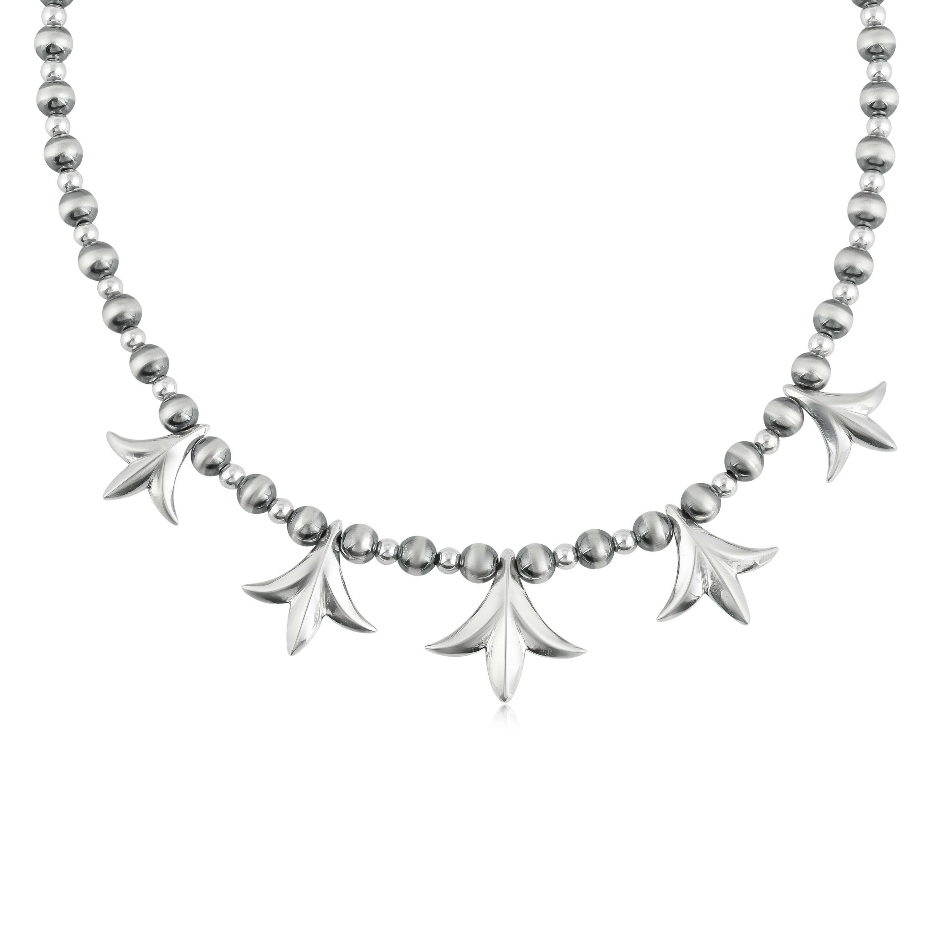 La collana presenta perline in argento sterling ossidato e lucidato (5 mm e 8 mm) con 5 fiori di zucca al centro.
17