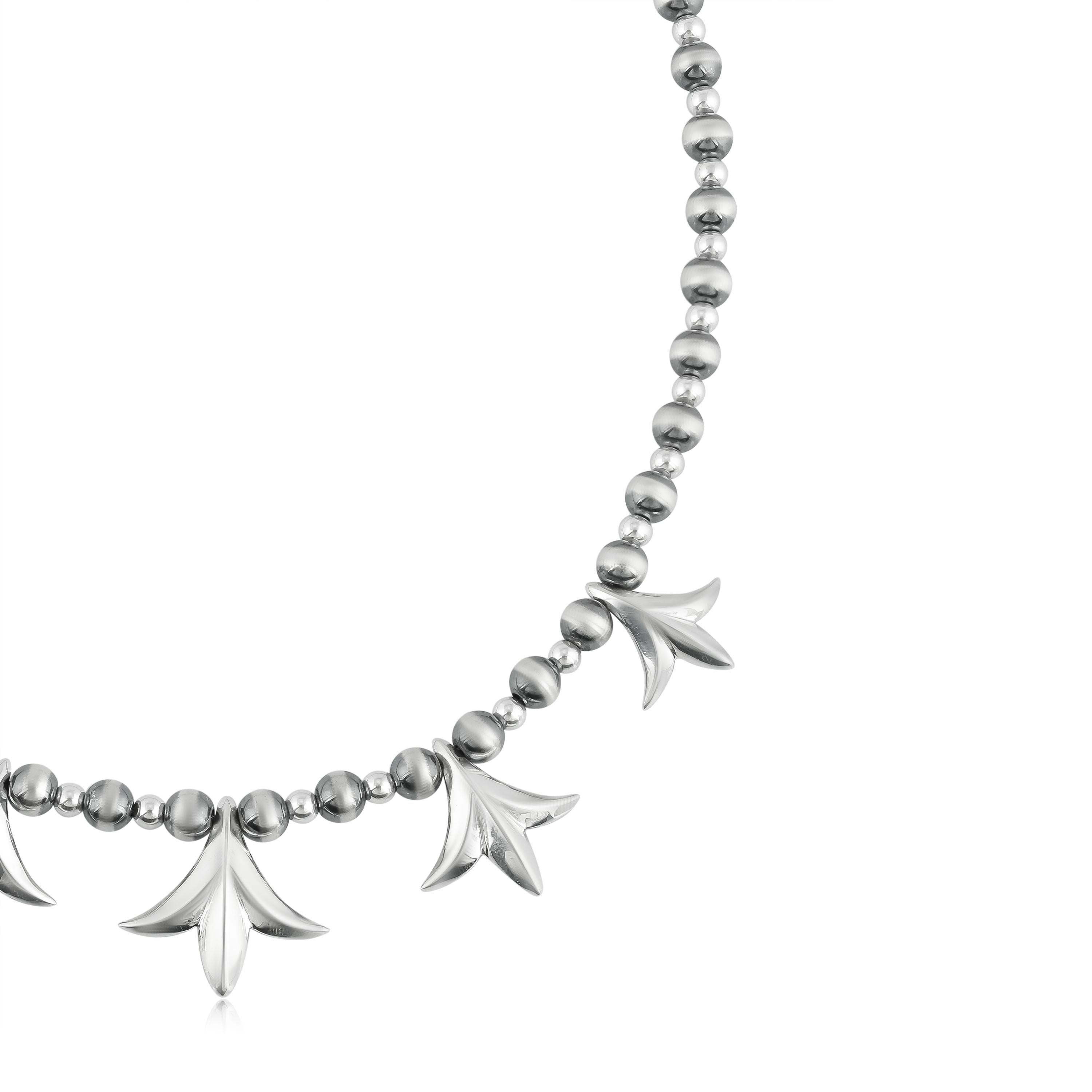 Nativo americano American West Jewelry Collana con perline in argento Sterling Peak Squash Blossom in vendita