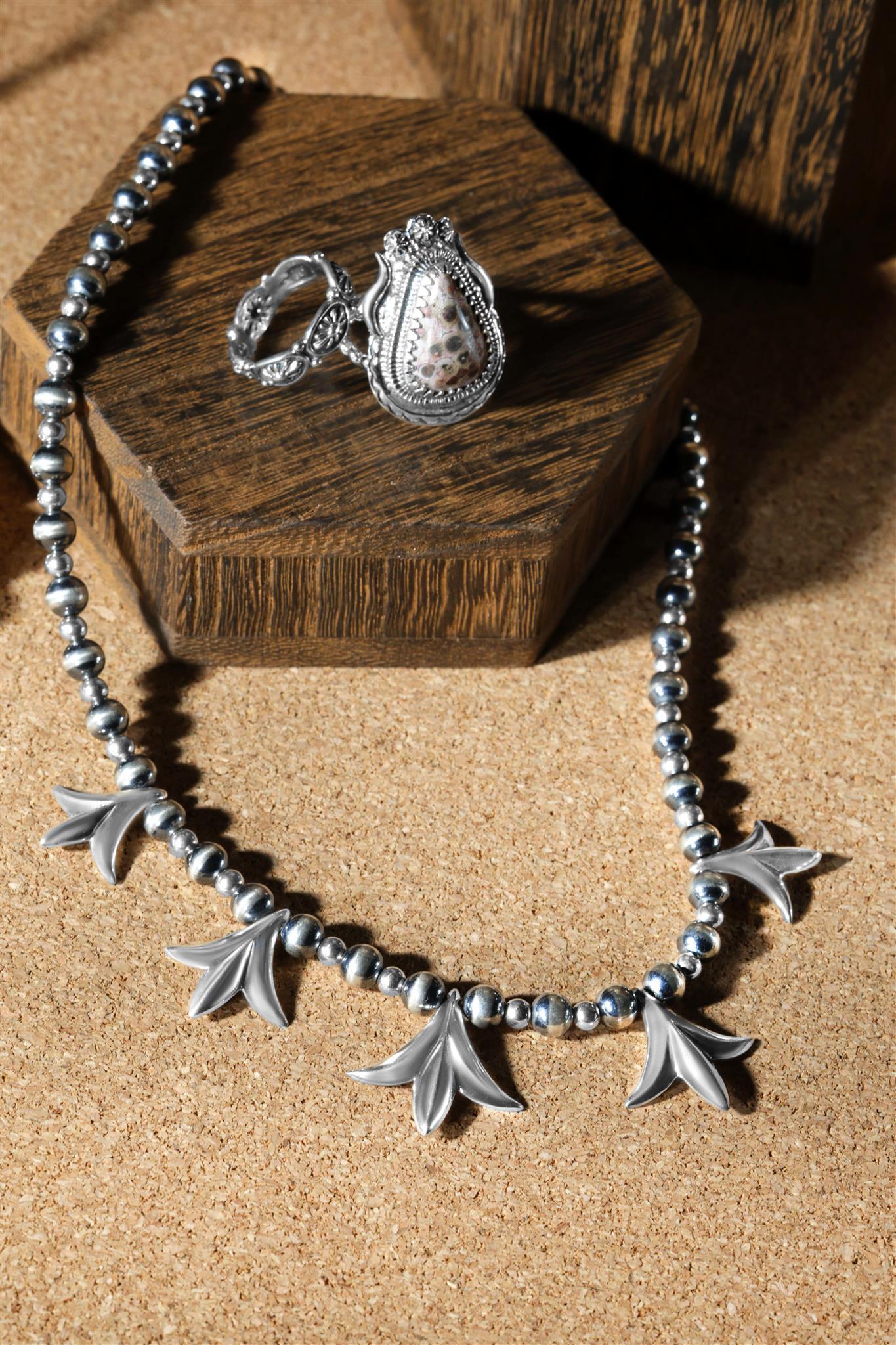 Donna American West Jewelry Collana con perline in argento Sterling Peak Squash Blossom in vendita