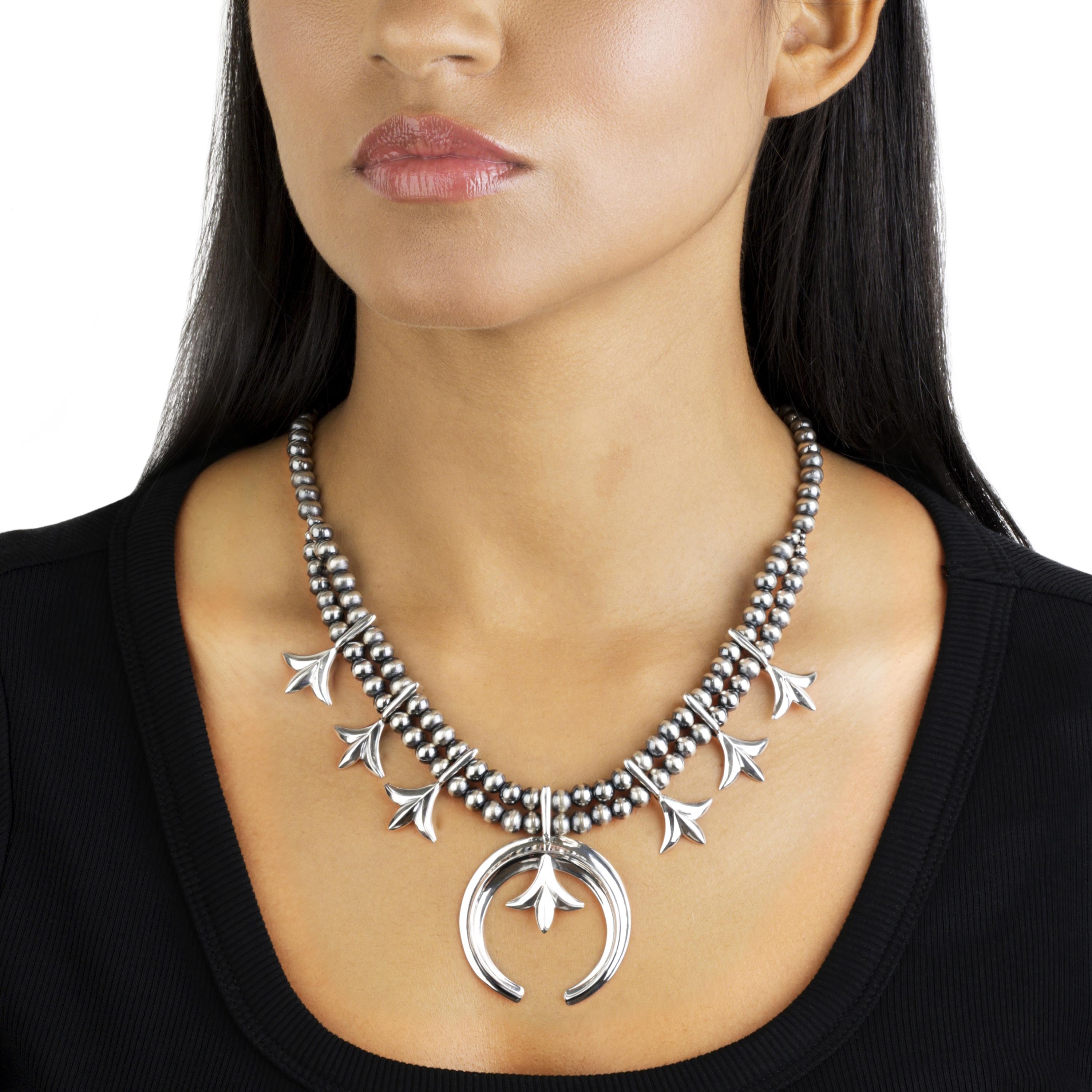 - Collana in argento sterling con disegno Naja al centro, fiori di zucca tra una doppia fila di perline d'argento rotonde
- Lunghezza di 17 pollici più una catena di estensione di 3 pollici; chiusura a moschettone
- Argento 925 ossidato e lucidato,