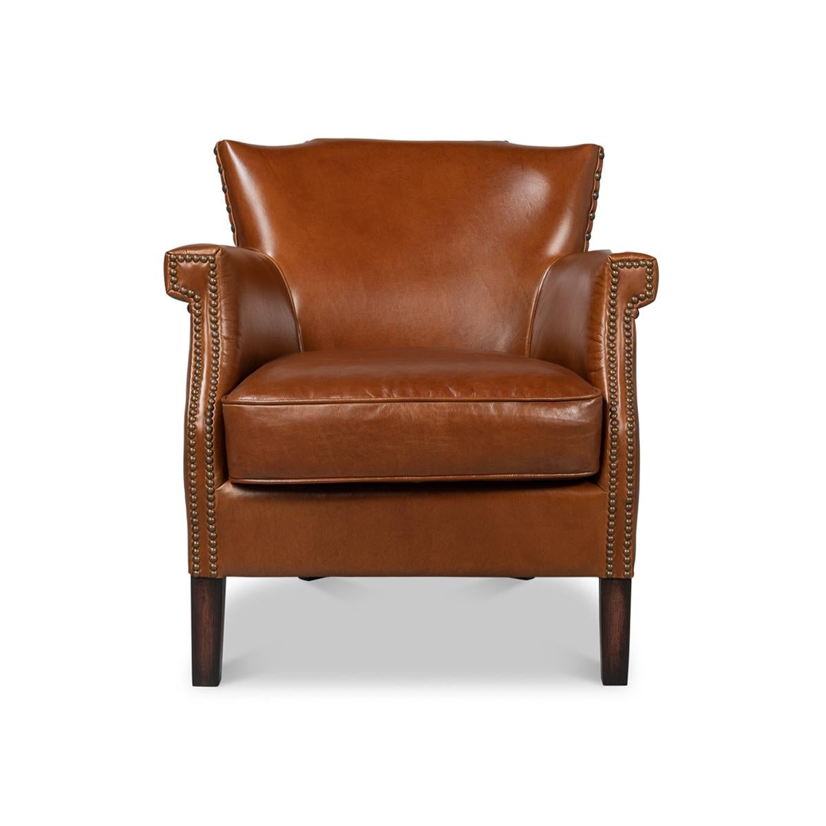 Gepolstert mit havannabraunem Leder im Vintage-Stil. Dieser hübsche Stuhl hat ein paar Ecken und Kanten bekommen, die Ihnen gefallen werden. Die Rückenlehne möchte fast ein Flügel sein, ist aber stattdessen leicht angewinkelt. Schlanke Armlehnen,