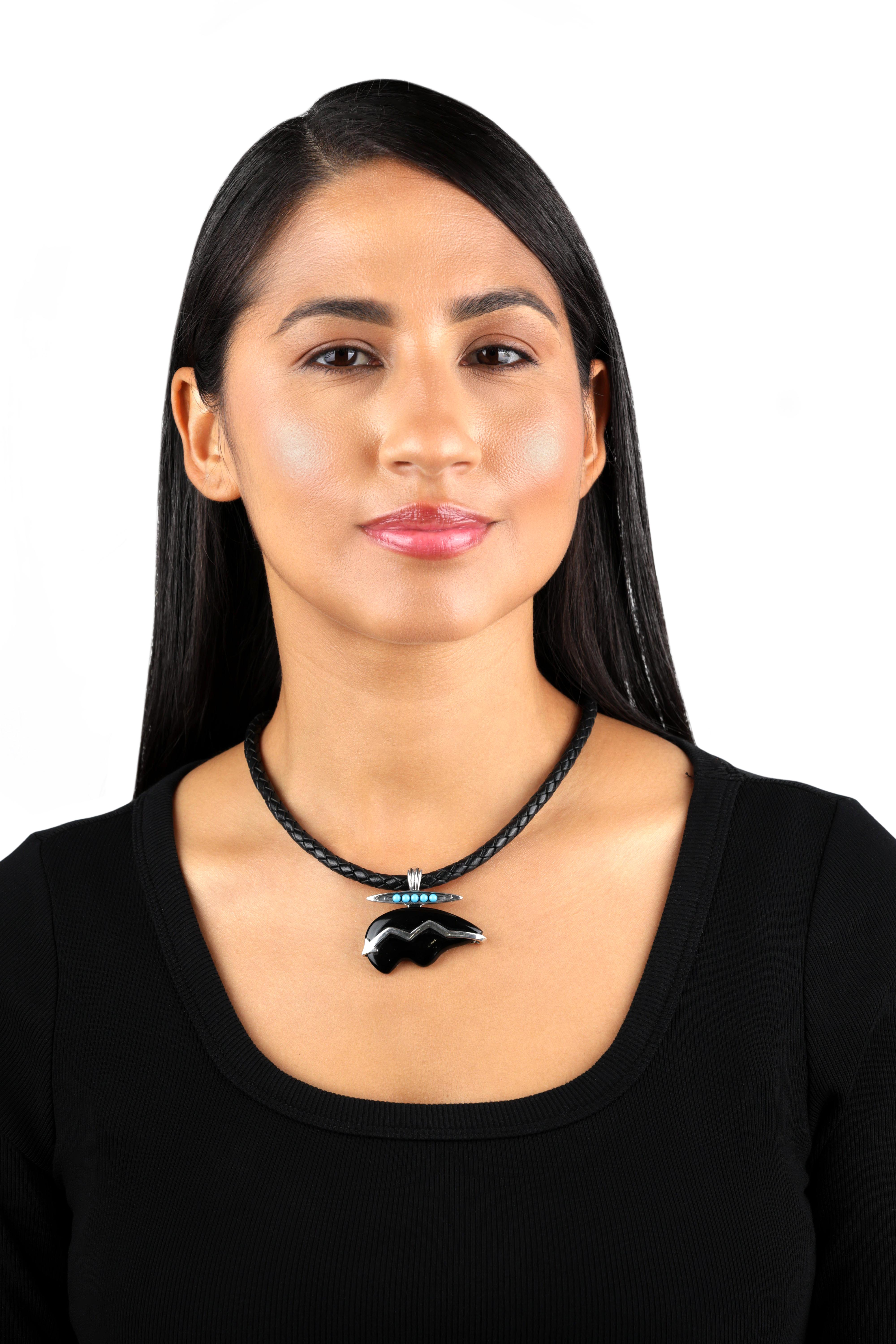 - Corpo a forma di orso in agata nera con fulmine in argento Sterling al centro; cabochon rotondi in turchese blu con design ovale sulla parte superiore; finitura ossidata

- Lunghezza 1,50