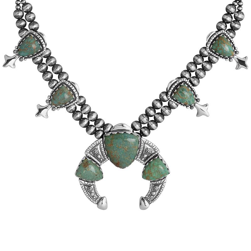 -Argento 925, senza nichel. Circa 100 g.
- Il filo doppio è composto da perline lucide ossidate da 8 mm con sette gemme di Greene & Greene. Ci sono quattro stazioni di fiori di zucca con gemme a forma di punta di freccia di 17x13 mm. La grande Naja