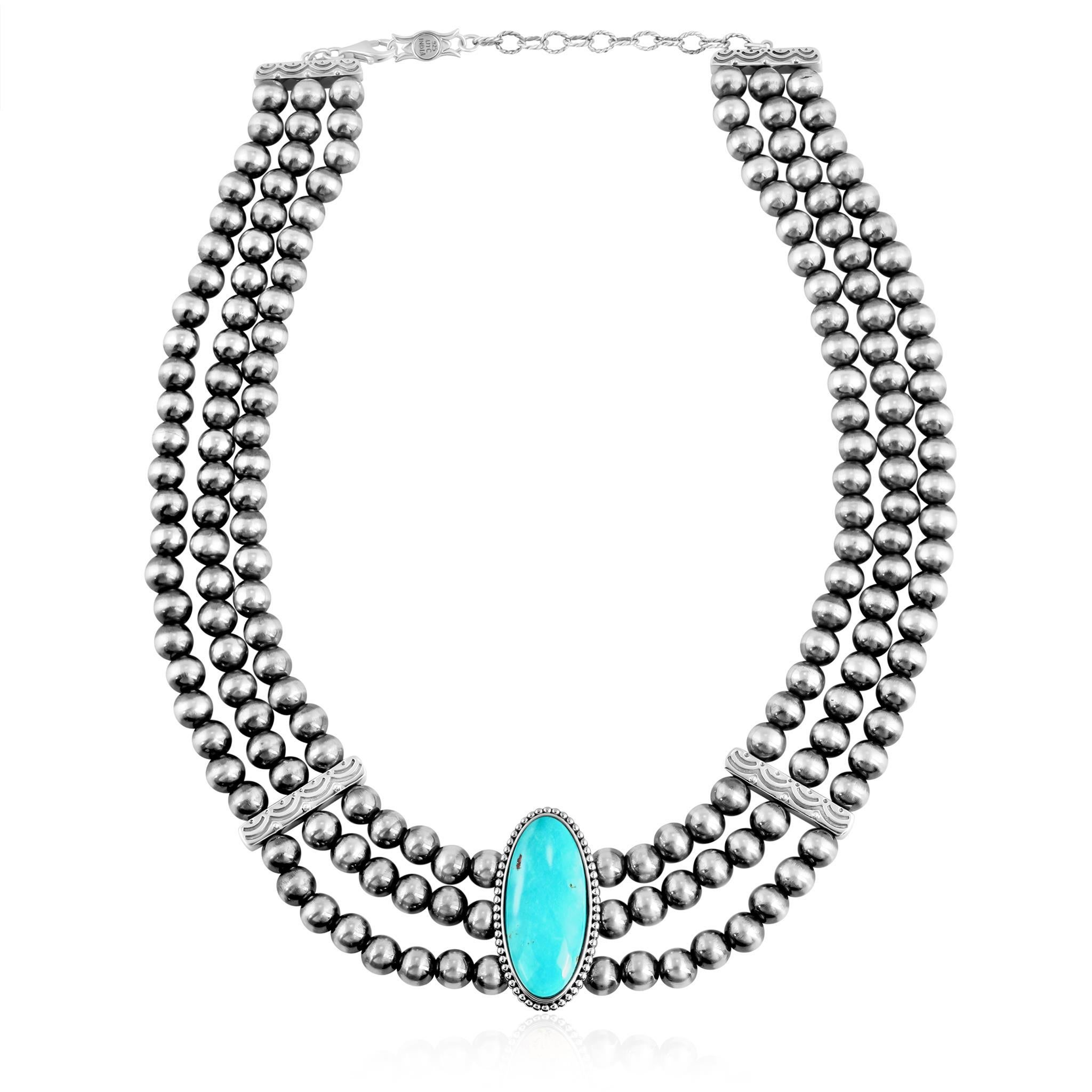 - La collana di perle native presenta un triplo filo di perle in argento Sterling 925 da 8 mm con un cabochon di turchese Kingman da 16 mm x 36 mm in un castone di perline al centro.
- Lunghezza 17