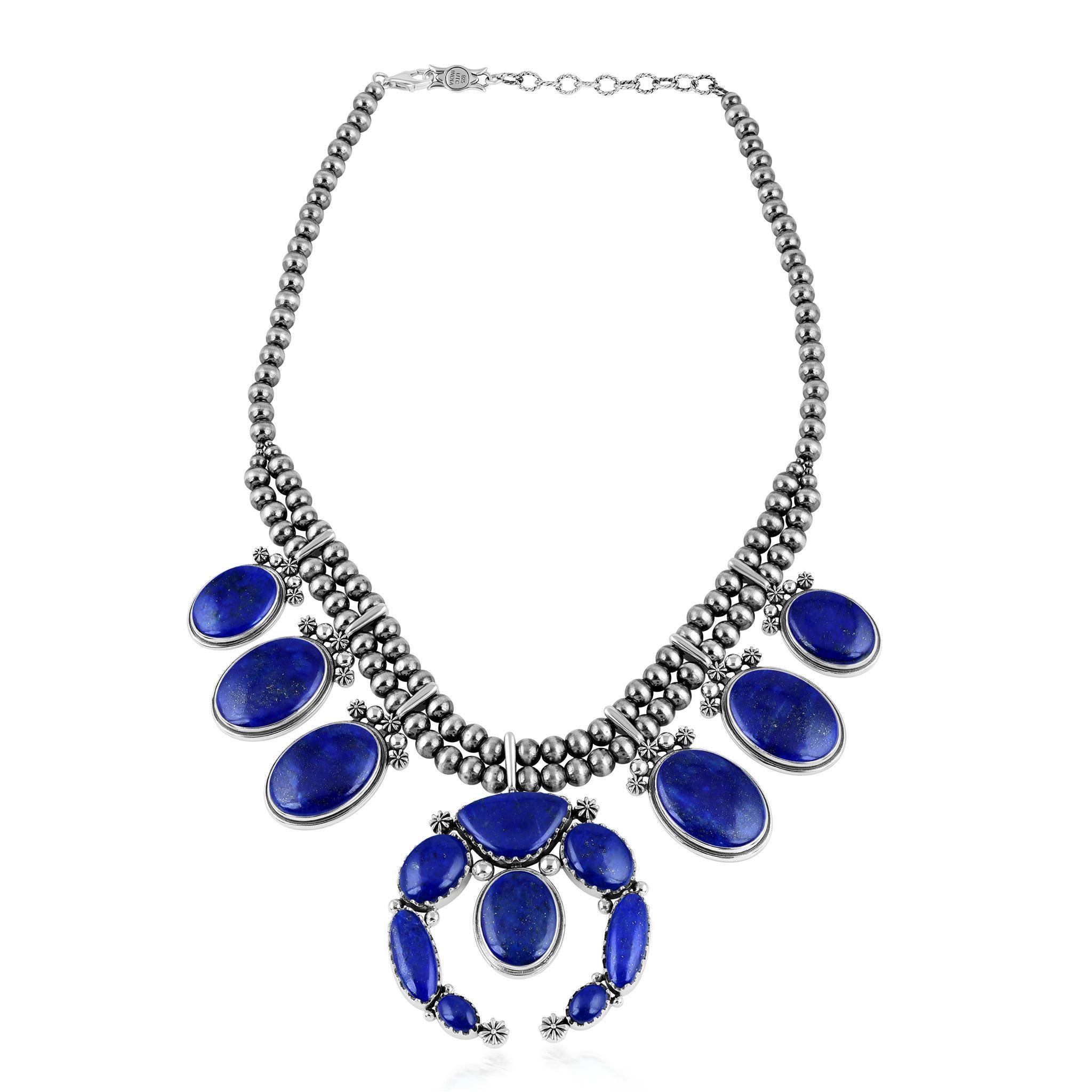 - La collana è caratterizzata da 6 stazioni ovali con cabochon di Lapis; doppia fila di perle native in Argento Sterling; naja centrale con cabochon di Lapis, incastonatura a castone; accenti floreali concha
- Misura 17