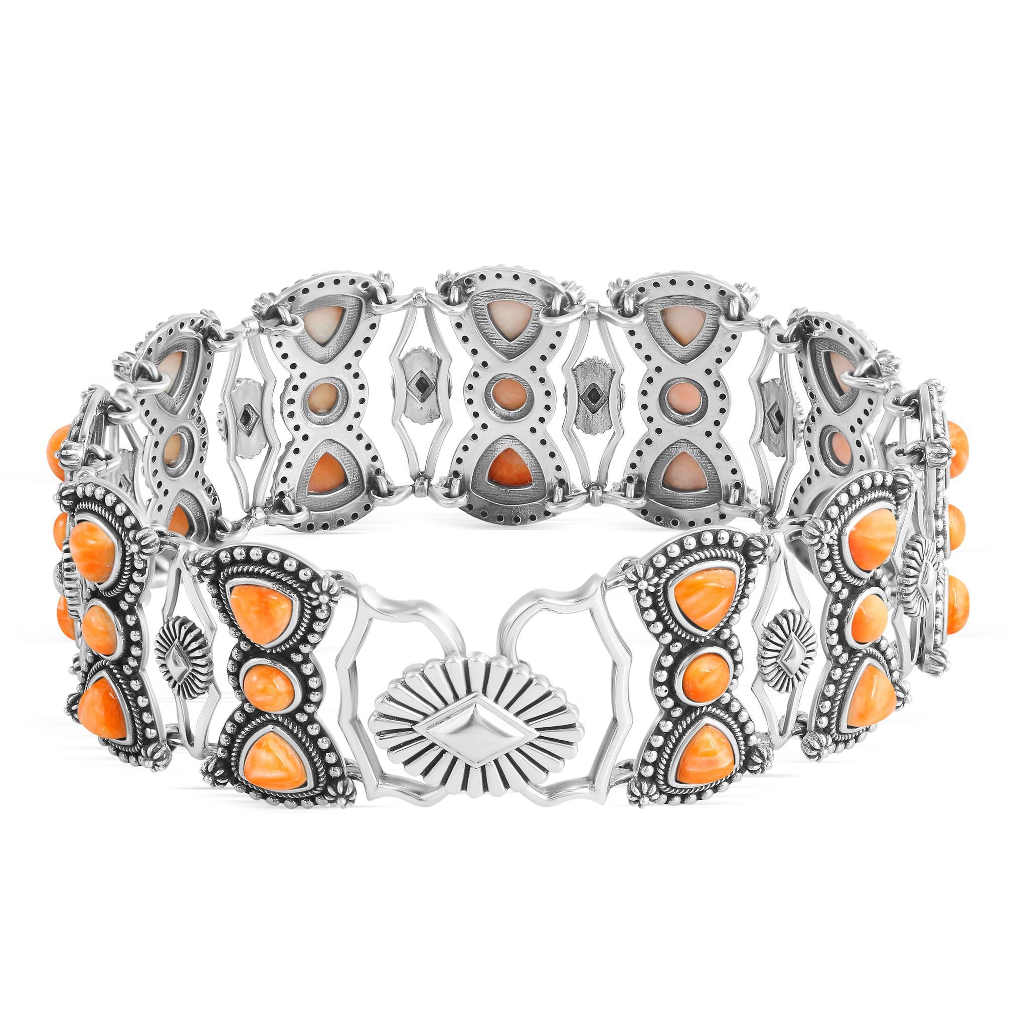 • Le bracelet présente une triple rangée ajourée de cabochons d'huîtres épineuses orange authentiques ; serti sur lunette ; pierres de taille trillion de 5 mm en haut et en bas ; pierre ronde de 4 mm au centre.
• Fermoir Foldes ; Petit convient aux