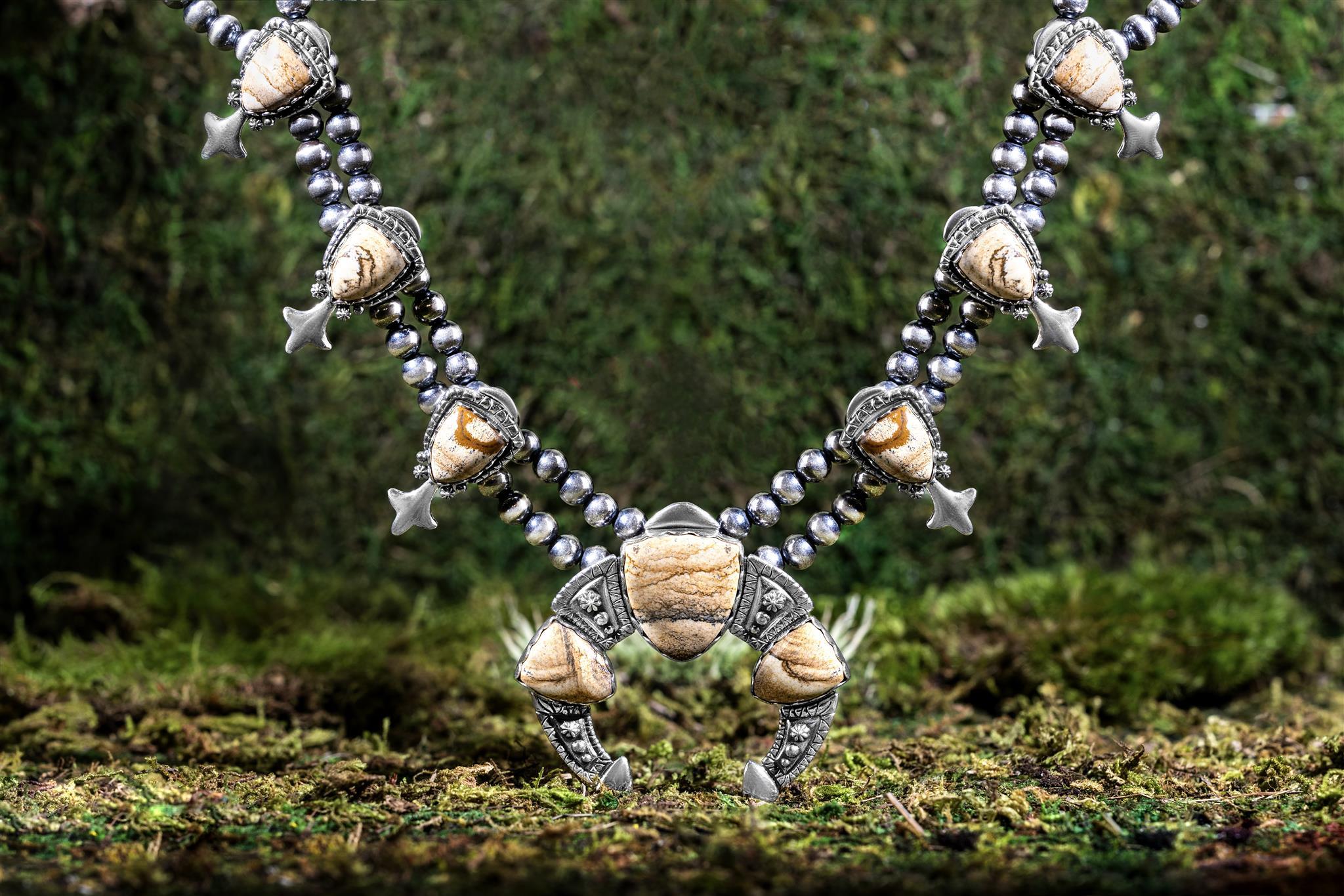 Collana con fiori di zucca in diaspro di American West Silver, da 18 a 21 pollici in vendita 1