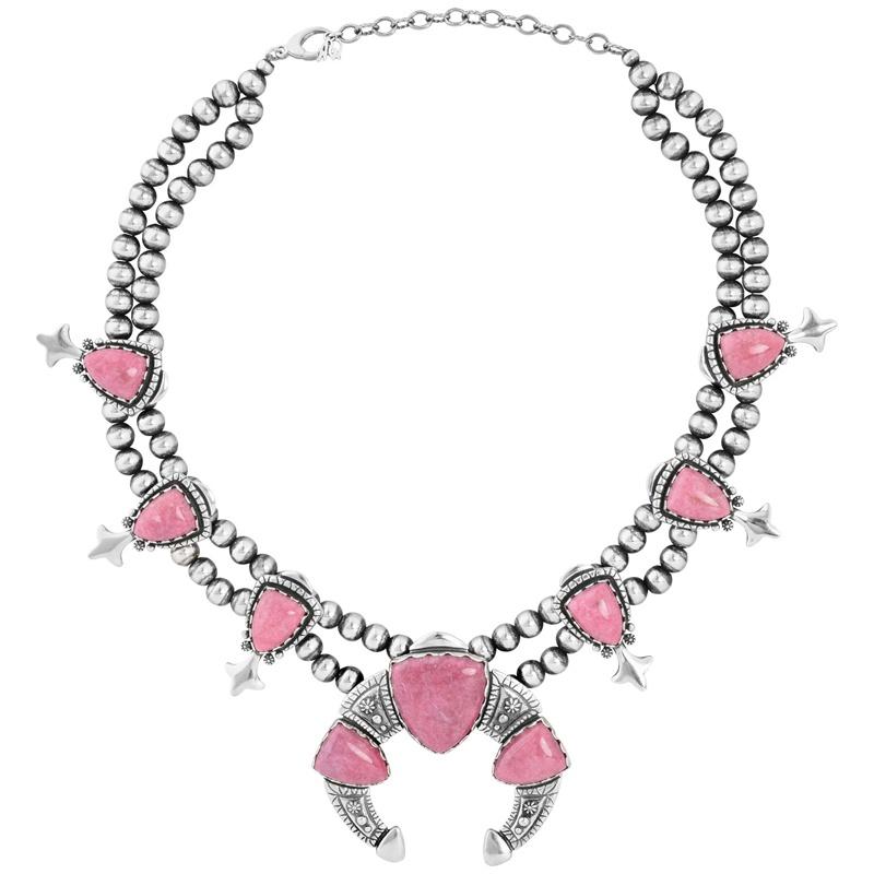 - Collana di fiori di zucca con 6 stazioni di rodonite a forma di scudo e naja centrale con 3 cabochon di rodonite; la doppia fila anteriore di perline a righe si trasforma in una fila singola; finitura ossidata
- Grande naja centrale con 3 pietre a