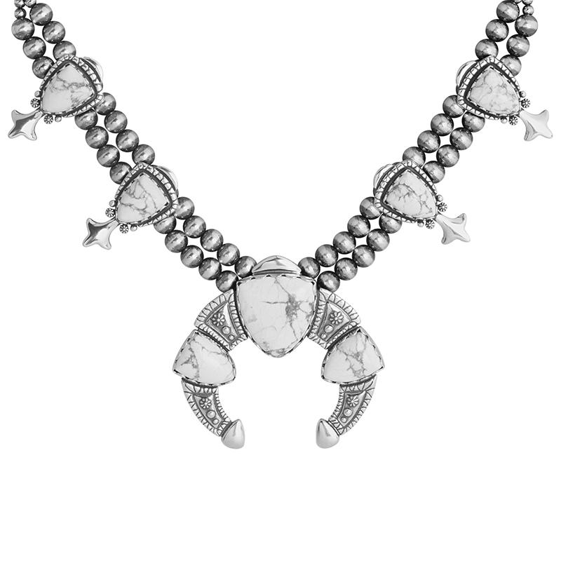 - Doppio filo di perline in argento Sterling da 8 mm con 7 gemme di Howlite bianca; 4 stazioni di fiori di zucca con gemme a forma di punta di freccia da 17x13 mm; grande Naja centrale con 3 Howlite bianca a forma di punta di freccia, due da 15x20