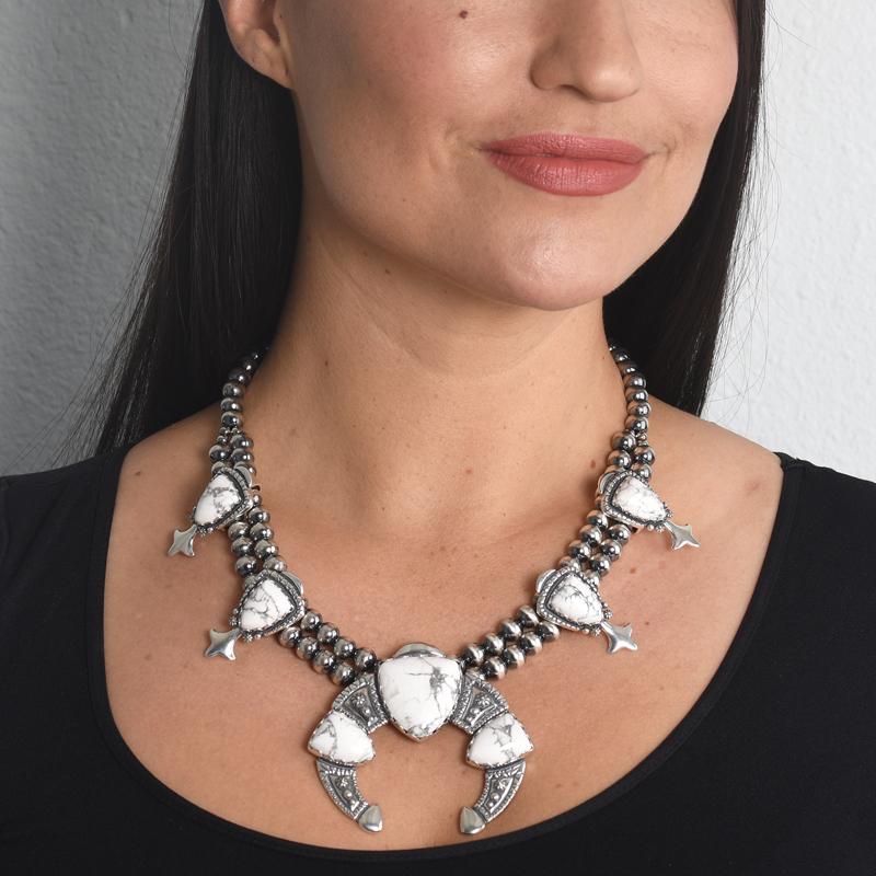 Nativo americano Collana con fiori di zucca American West in argento bianco Howlite, da 18 a in vendita