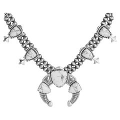 Collar flor de calabaza con aullita blanca de plata del oeste americano, 18 a