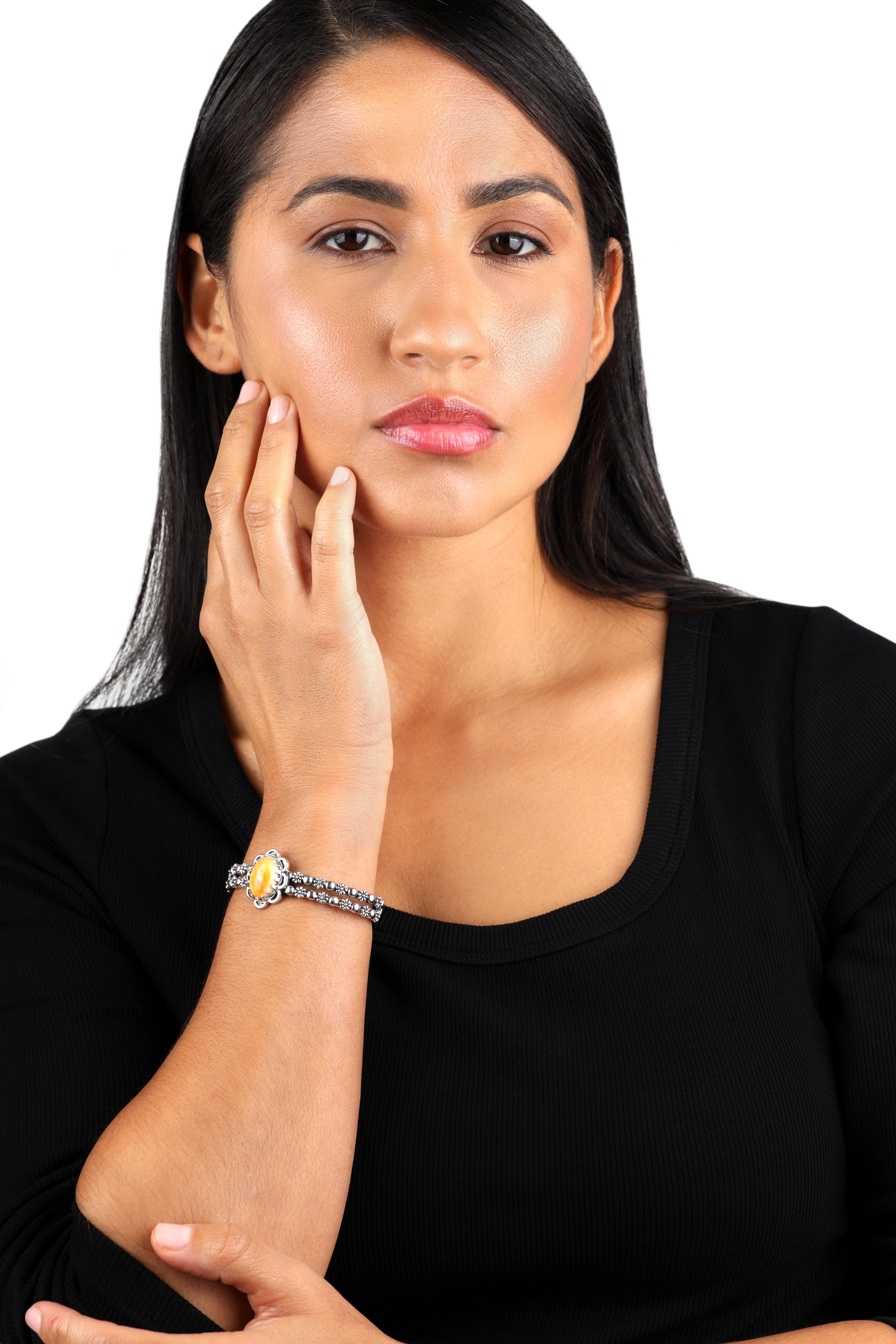 -Ispirato al Sundance Wildflower del sud-ovest, che prospera ovunque metta radici.
-Realizzato a mano in puro argento Sterling 925 ossidato, il bracciale presenta una gemma centrale Orange Spiny Oyster e un bracciale a doppia fila ornato da fiori e