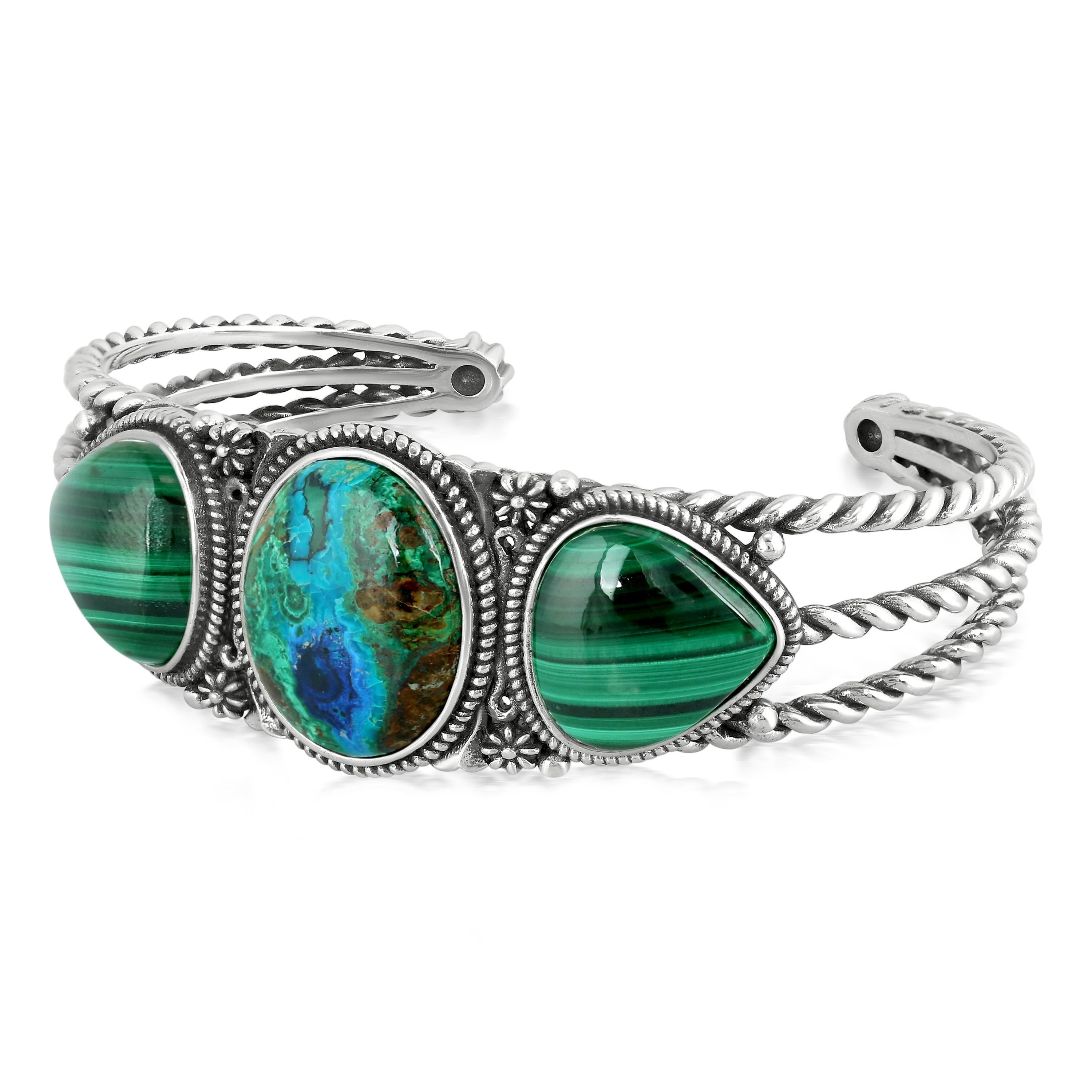 Brazalete de plata de ley de 3 filas con centro de azurita ovalada de 20x15 mm en engaste de bisel; gemas de malaquita talla trillón de 15 mm a cada lado; diseños geométricos
La talla pequeña se ajusta a muñecas de 6,25