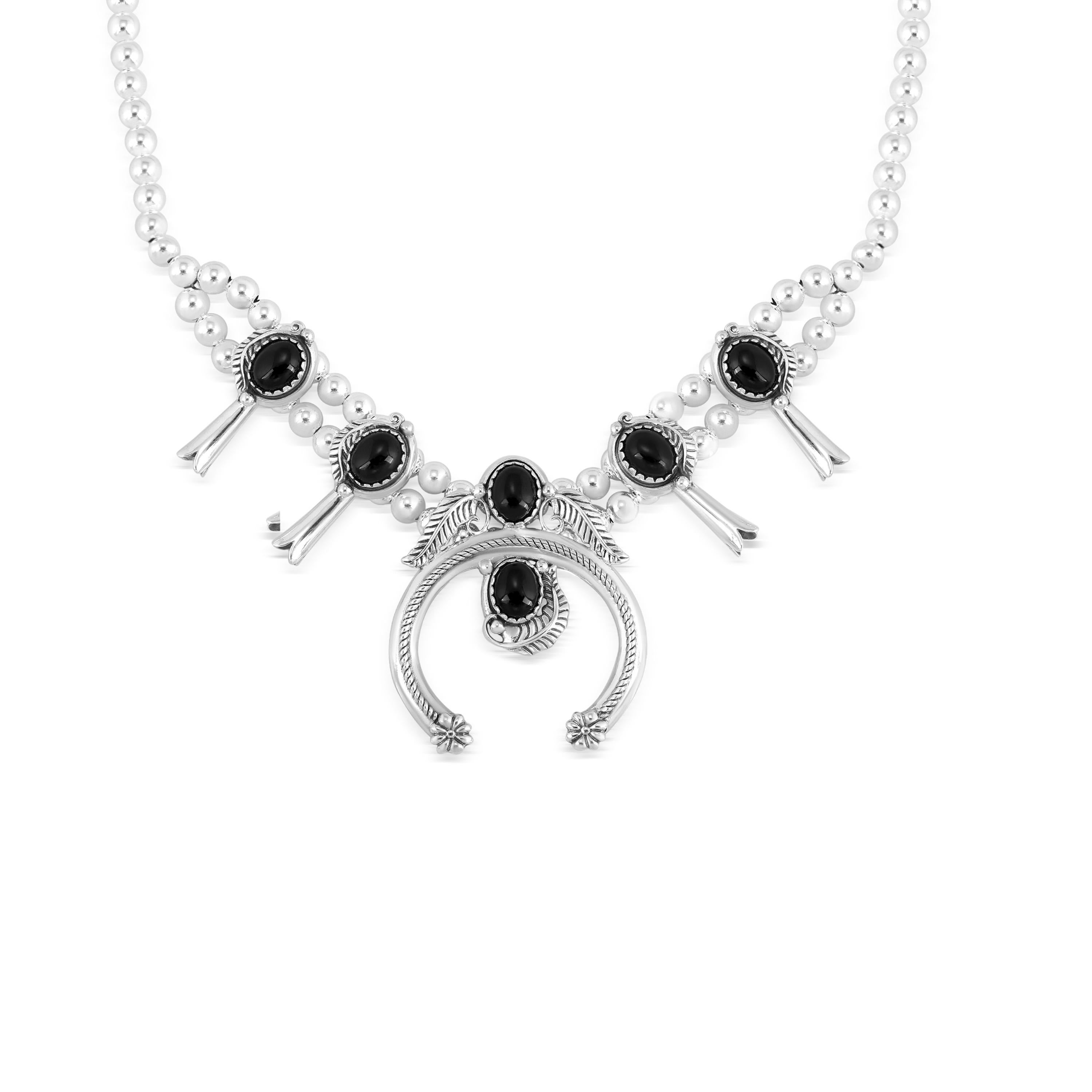Les pierres précieuses ovales en agate noire sont ornées d'une naja au centre et de fleurs de courge entre des perles rondes de 6 mm en argent sterling.
Ce collier mesure 17 pouces de long, plus une rallonge de 3 pouces et un fermoir à griffes de