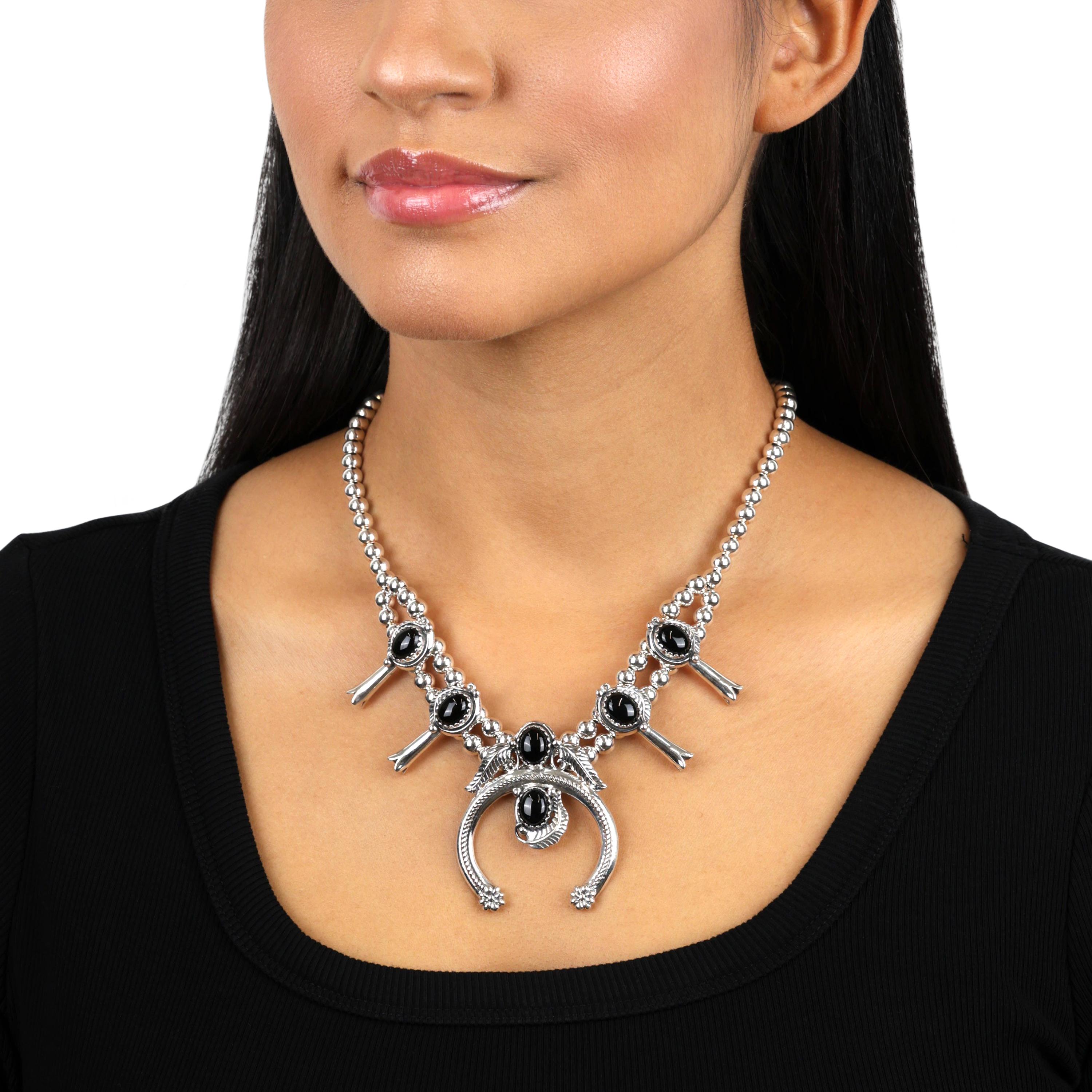 Taille ovale Collier Naja en argent sterling d'American West en agate noire (Squash Blossom) en vente