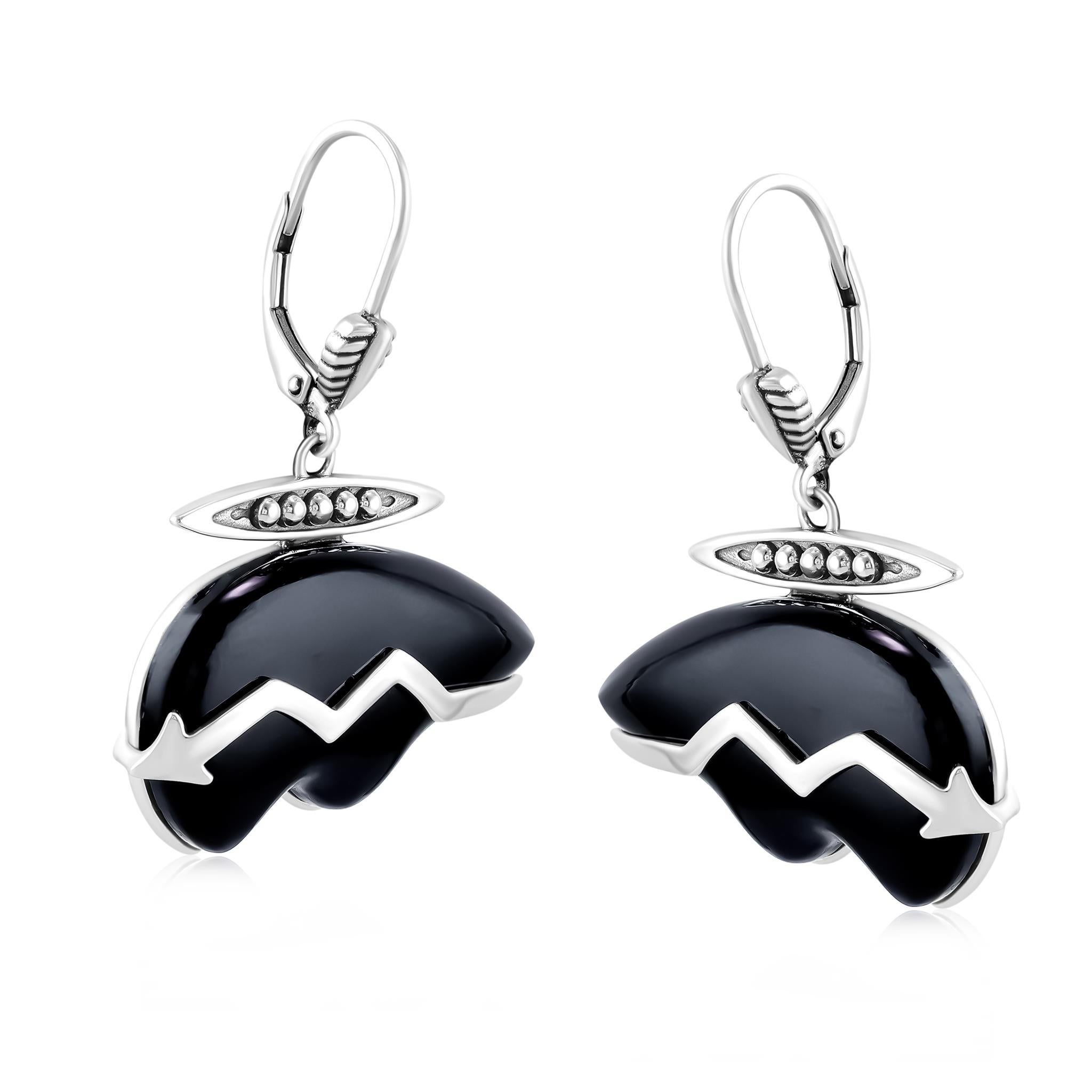 - Gli orecchini pendenti presentano cabochon di Onice Nero di dimensioni 30,5 x 17,5; freccia in Argento Sterling e design ovale con perline nella parte superiore.
- Gli orecchini misurano circa 1,25