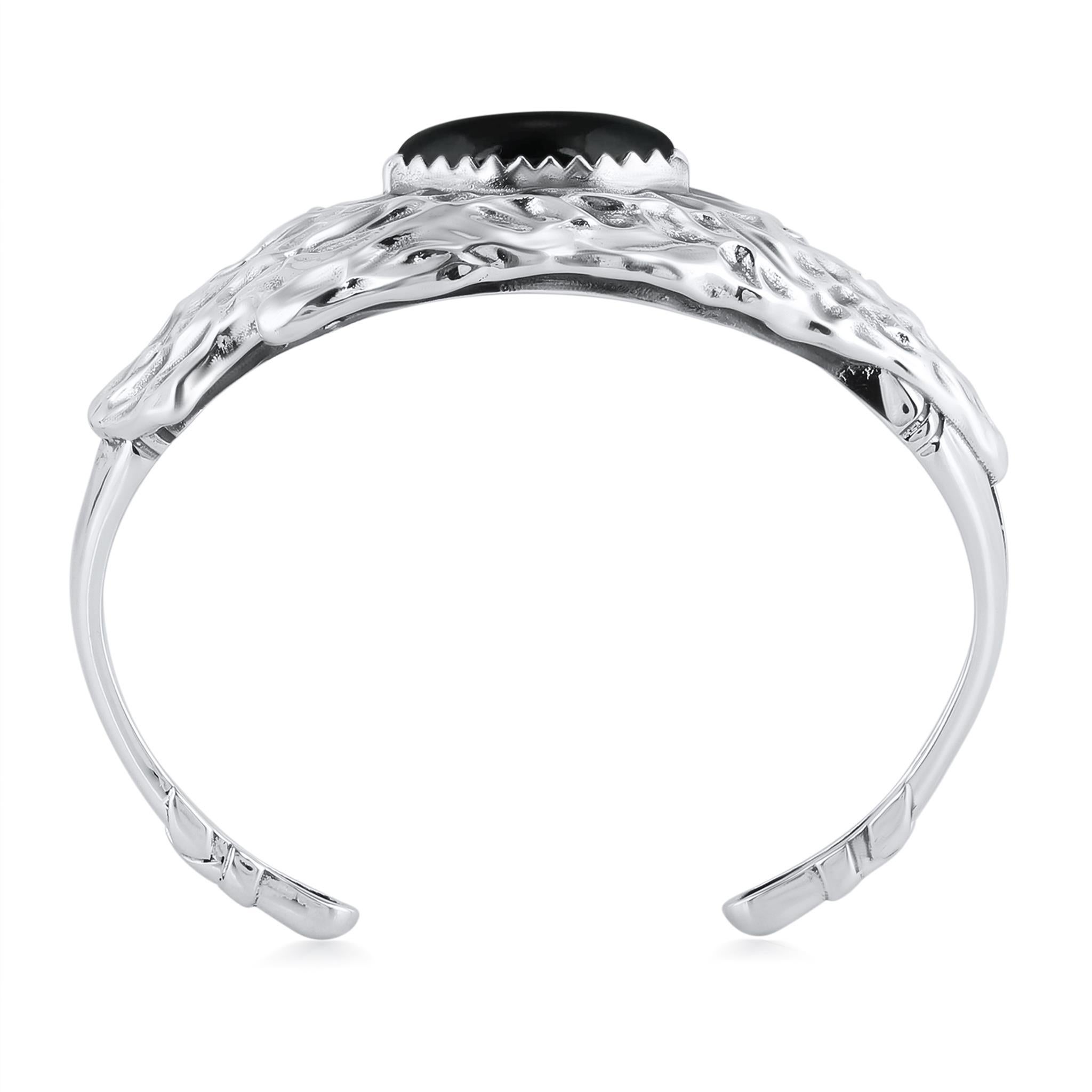 Nativo americano Bracciale con testa di freccia American West in argento sterling e onice nero Fritz Casuse in vendita