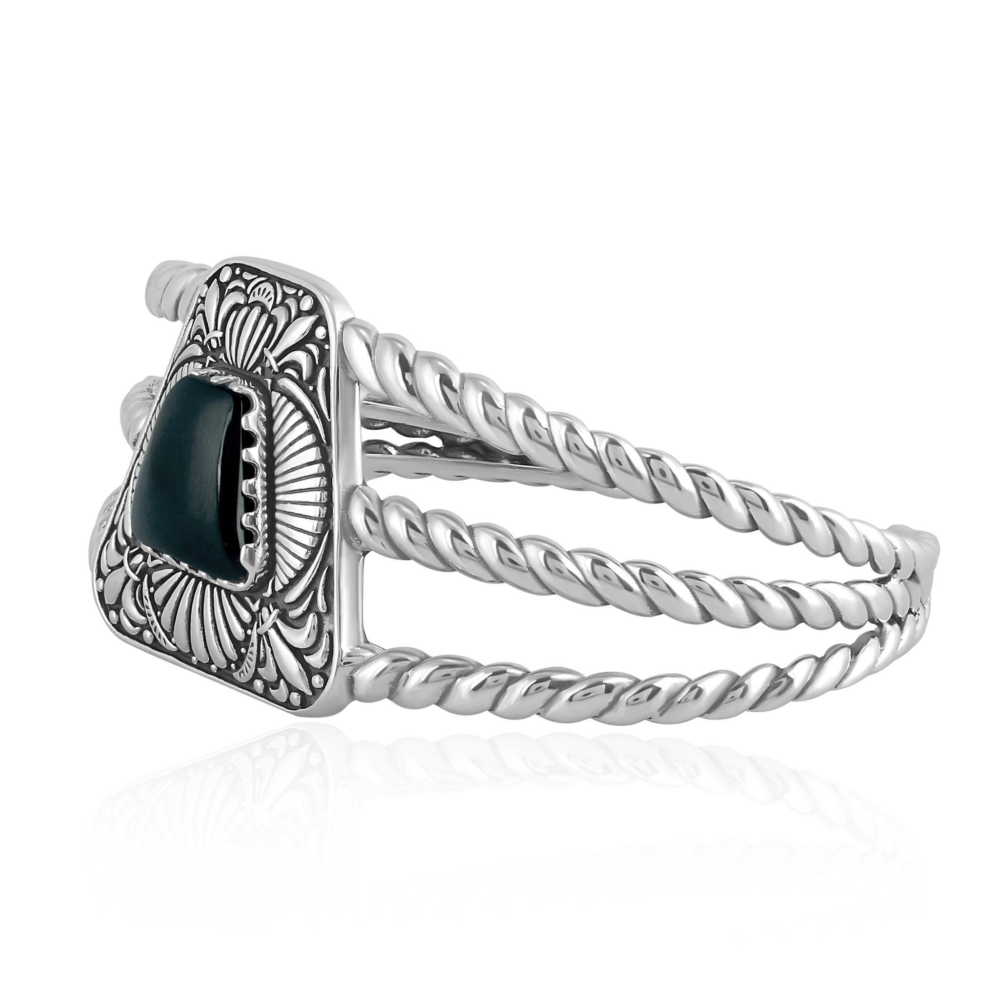- Gemma di onice nero tagliata a forma di trapezio e incastonata in un castone dentellato su un ampio bordo in argento sterling ossidato con accenti floreali e a ventaglio.
- Polsino aperto in argento sterling, a tre file, con dettagli in corda
