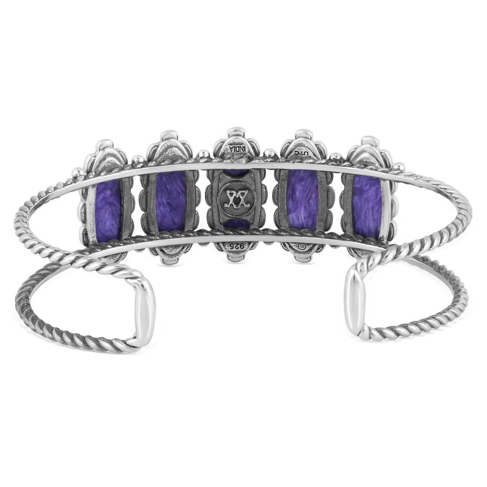 Le bracelet en argent sterling présente un cabochon ovale de charoite de 20 x 7 mm serti clos.
Medium convient aux poignets de 6,75