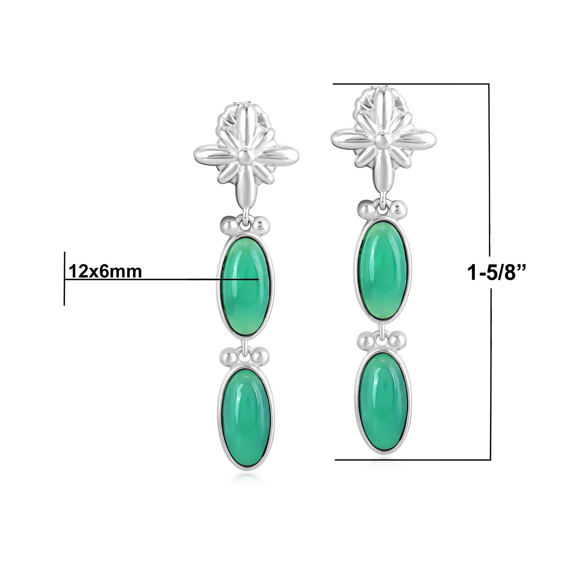 - Gli orecchini penzolanti presentano 2 cabochon ovali di crisoprasio in un design lineare; fiori di cocha sulle aste.
- Circa .50