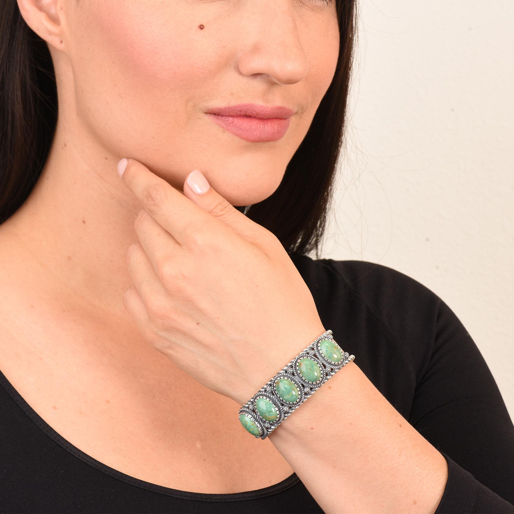 Aggiungi un tocco chic a qualsiasi look con questo braccialetto versatile, ispirato al Sud-Ovest e realizzato in argento 925 senza nichel. Questo bracciale è stato progettato con orgoglio per la bellezza e la ricca storia della regione occidentale