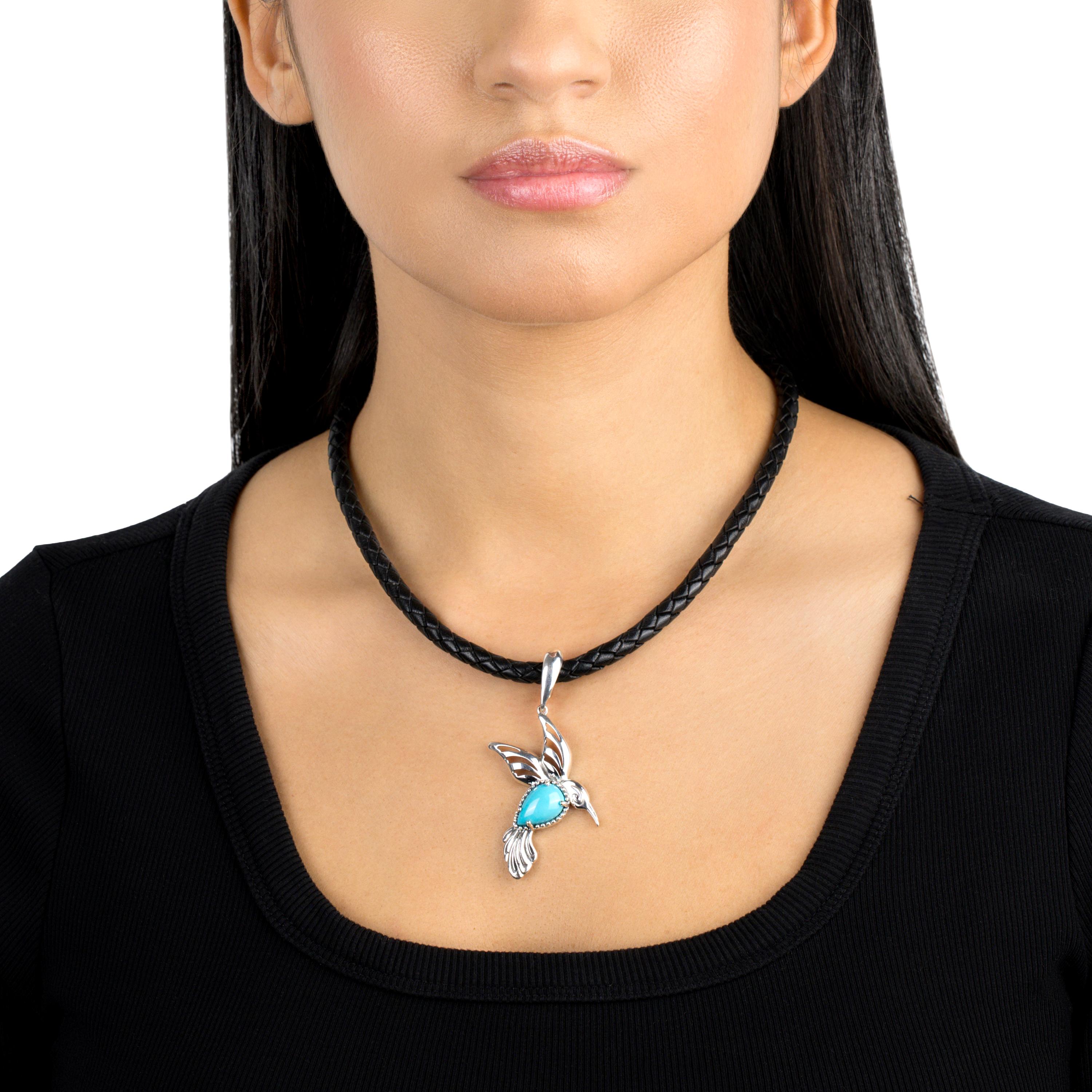 - Il ciondolo a forma di colibrì è caratterizzato da ali, becco e piume della coda in argento Sterling, accentuate da una gemma Kingman Turquoise a forma di pera, incastonata con un filo di 15 mm x 10 mm.
- La lunghezza è di circa 2,5