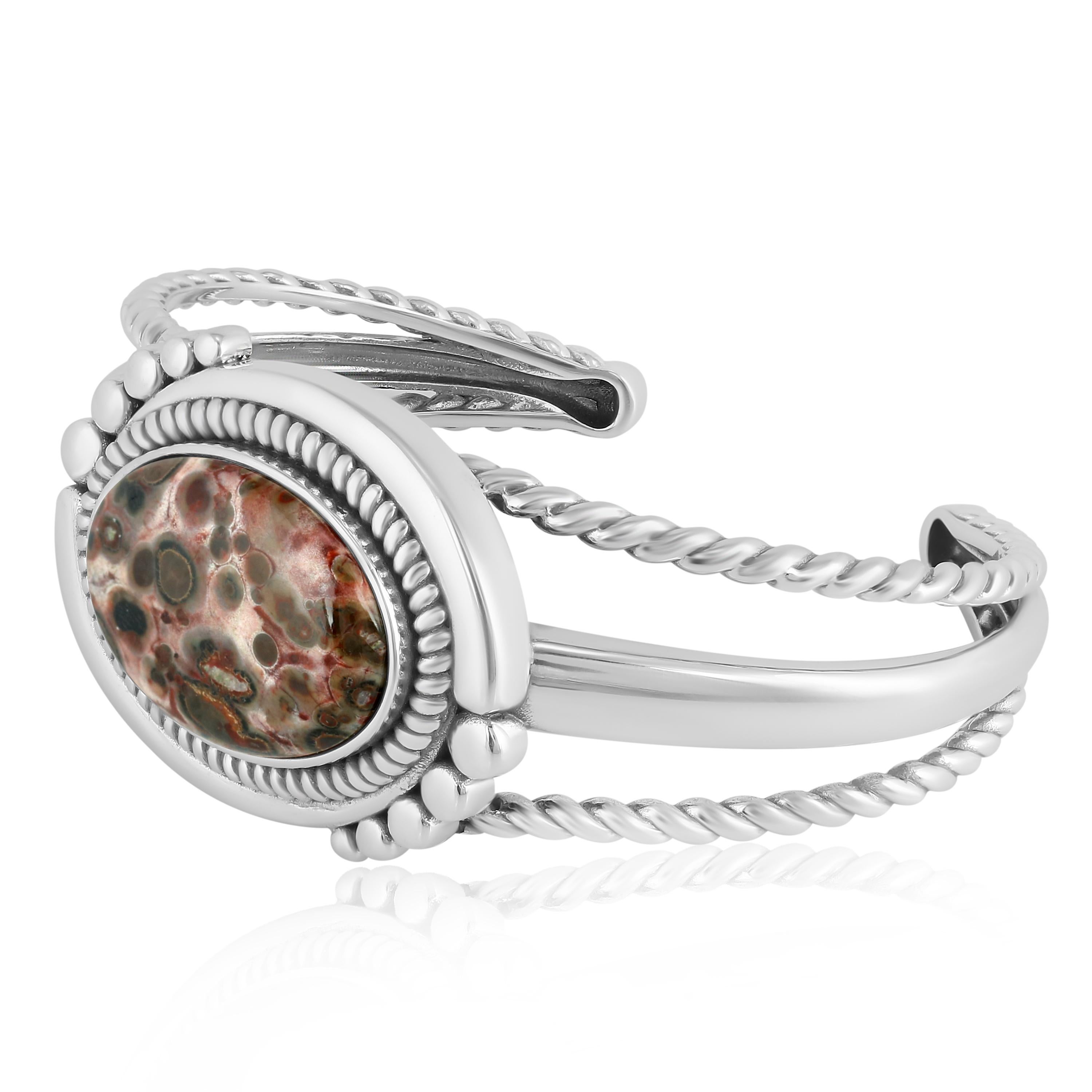 La manchette en argent sterling est ornée d'un Jaspe léopard ovale de 25x18 mm en sertissage ; 3 rangs et texture de corde.
La taille Small convient aux poignets de 6,25